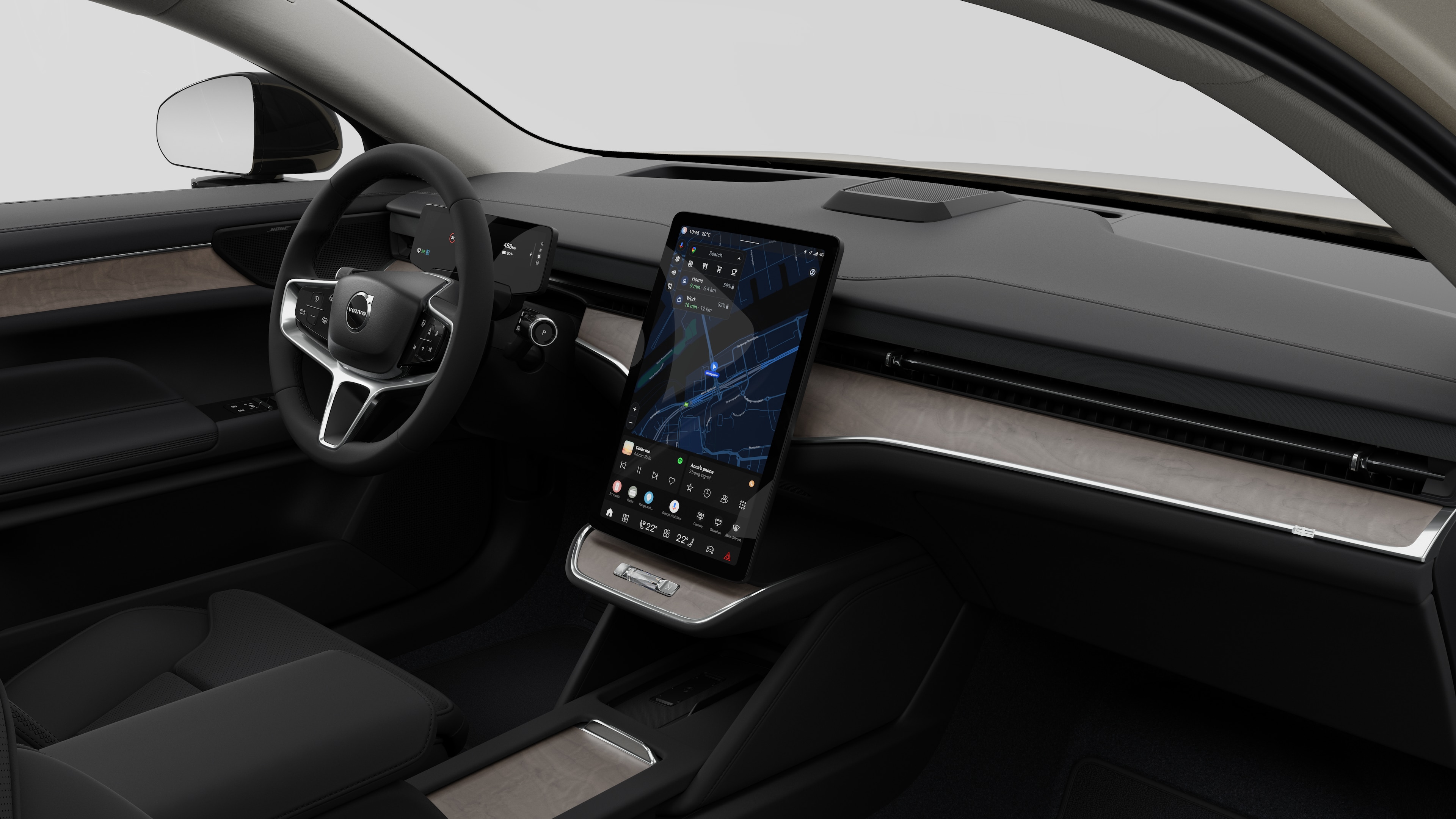 Vista interna di un'auto Volvo che mostra il cruscotto, il volante, la console centrale e lo schermo digitale sullo sfondo di uno studio.