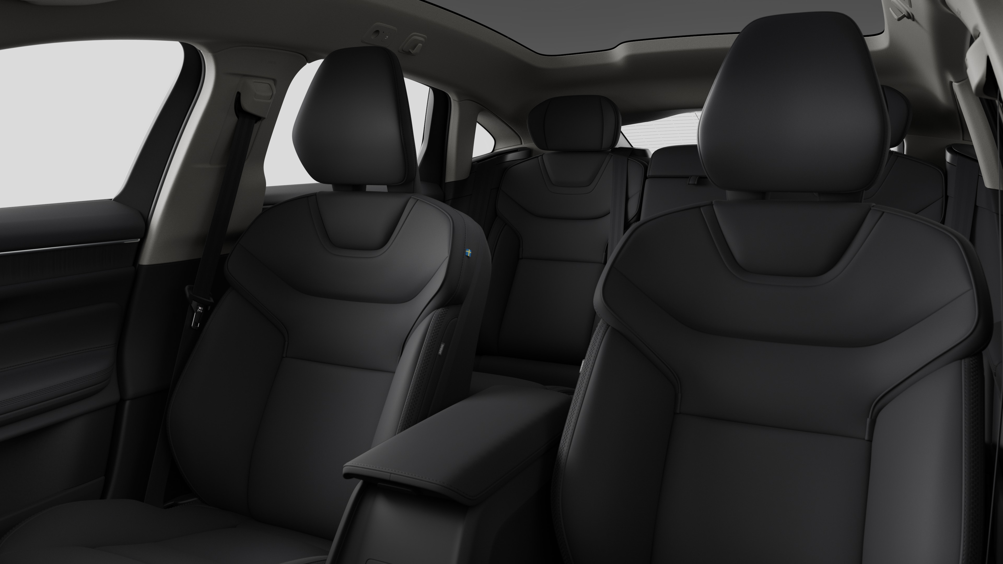 Innenraum eines Volvo mit Rücksitzen und Mittelkonsole im schlichten Studiohintergrund.