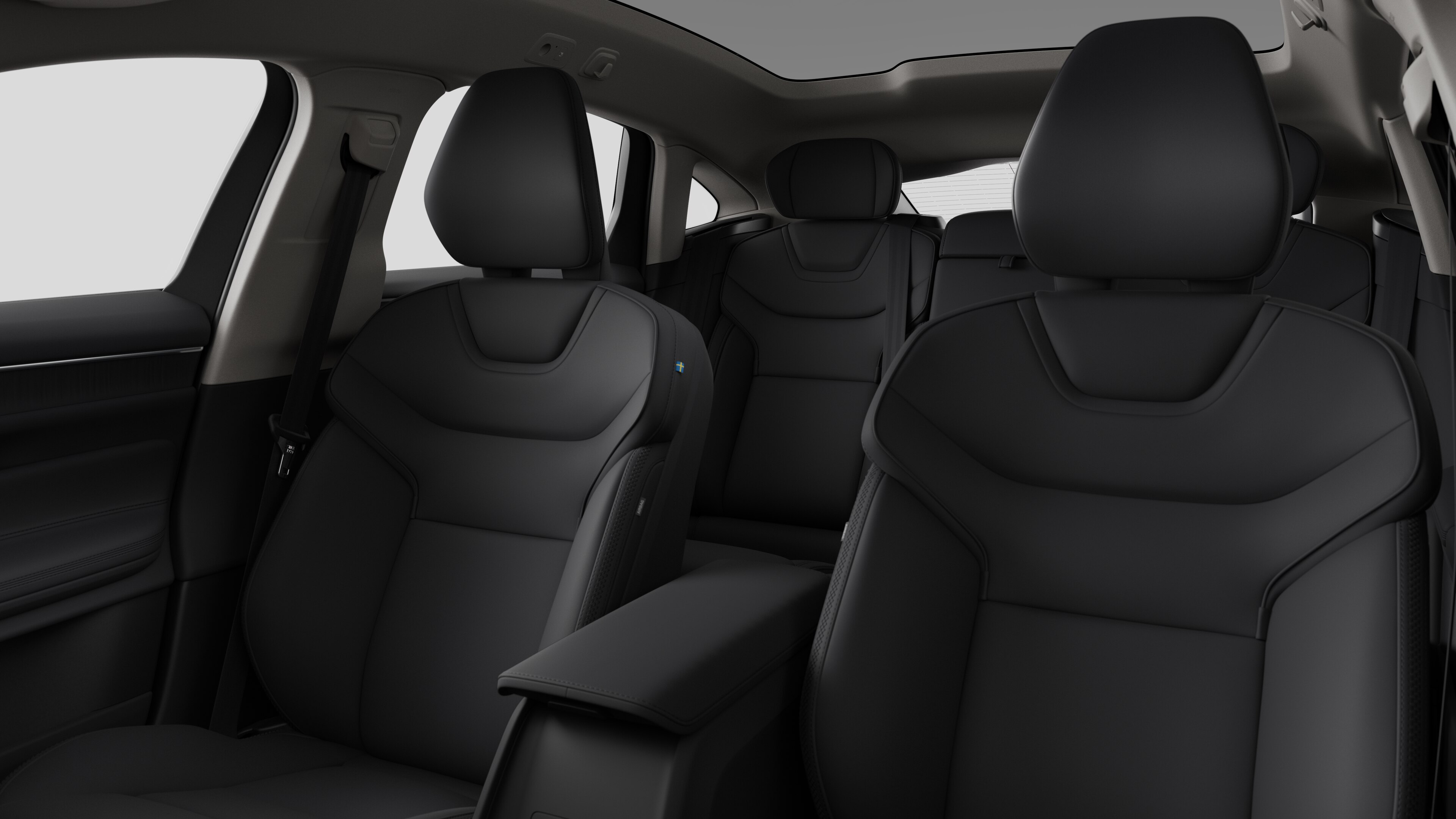 Innenraum eines Volvo mit Rücksitzen und Mittelkonsole im schlichten Studiohintergrund.
