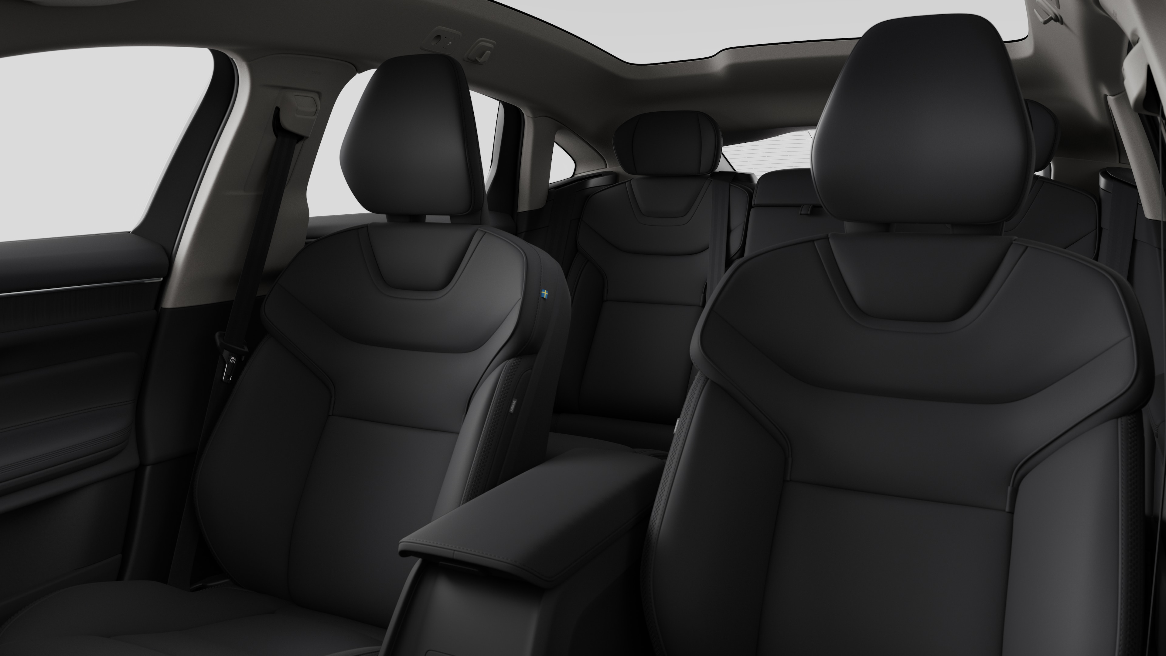 Interieur van de Volvo met de passagiersstoelen achteraan en de middenconsole op een effen studioachtergrond.