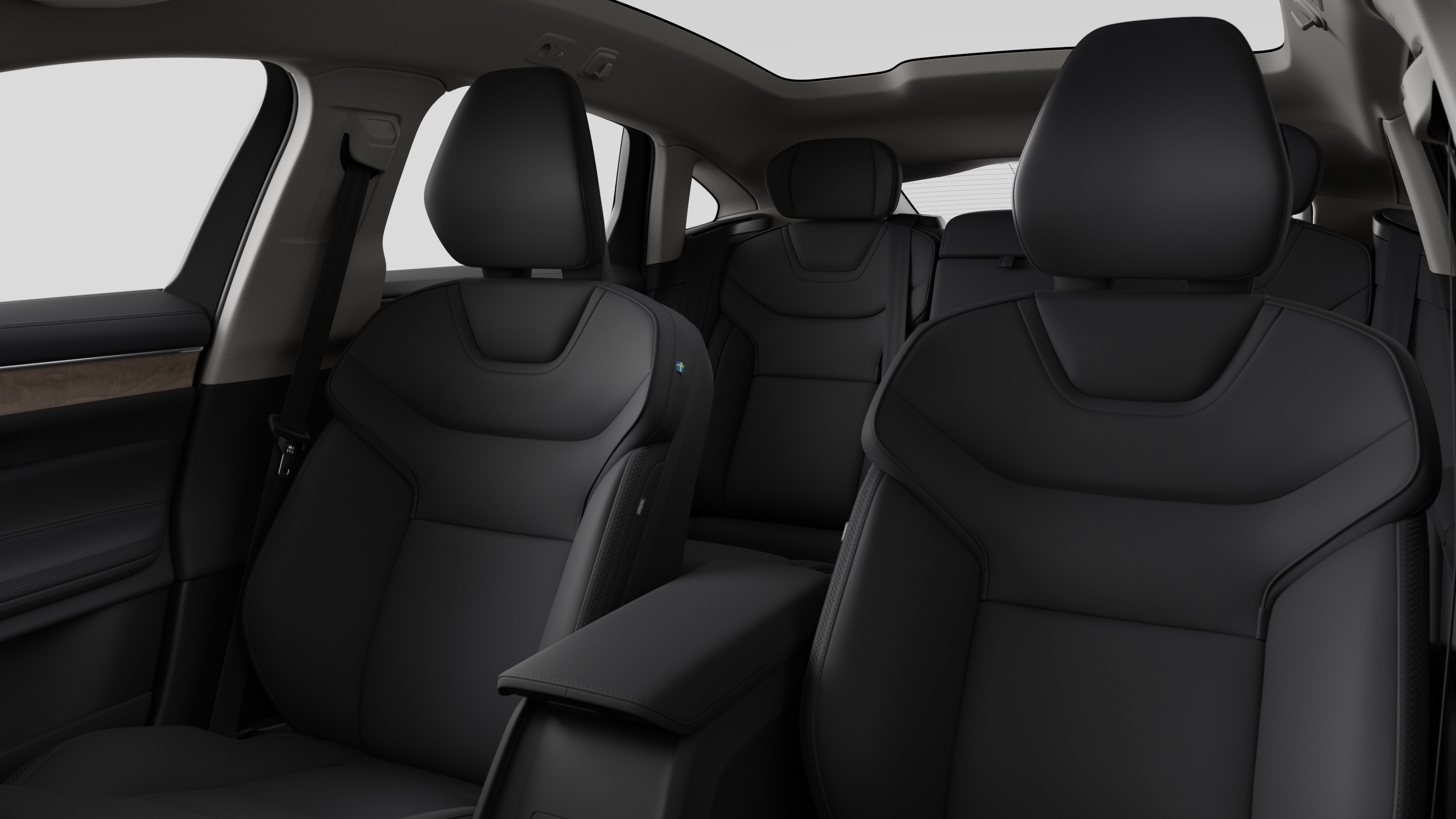 Το εσωτερικό ενός αυτοκινήτου Volvo όπου φαίνονται τα καθίσματα των πίσω επιβατών και η κεντρική κονσόλα σε απλό φόντο στούντιο.