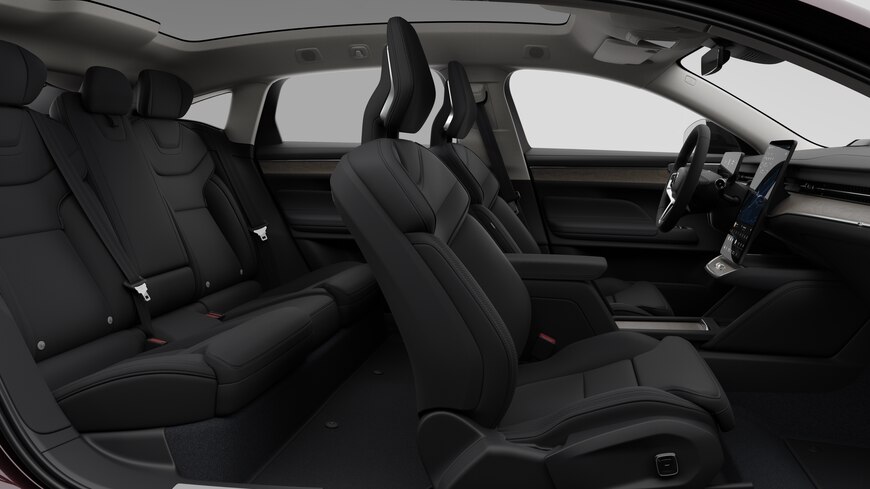 Seitenansicht des Innenraums eines Volvo mit Vordersitzen, Beifahrersitzen, Lenkrad, Armaturenbrett und Mittelkonsole vor einem schlichten Studiohintergrund.