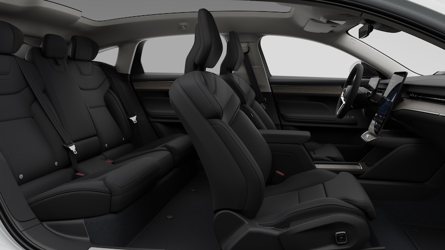 Vista lateral del interior de un coche Volvo en la que se ven los asientos delanteros, los asientos del pasajero trasero, el volante, el salpicadero y la consola central, sobre un fondo de estudio liso.