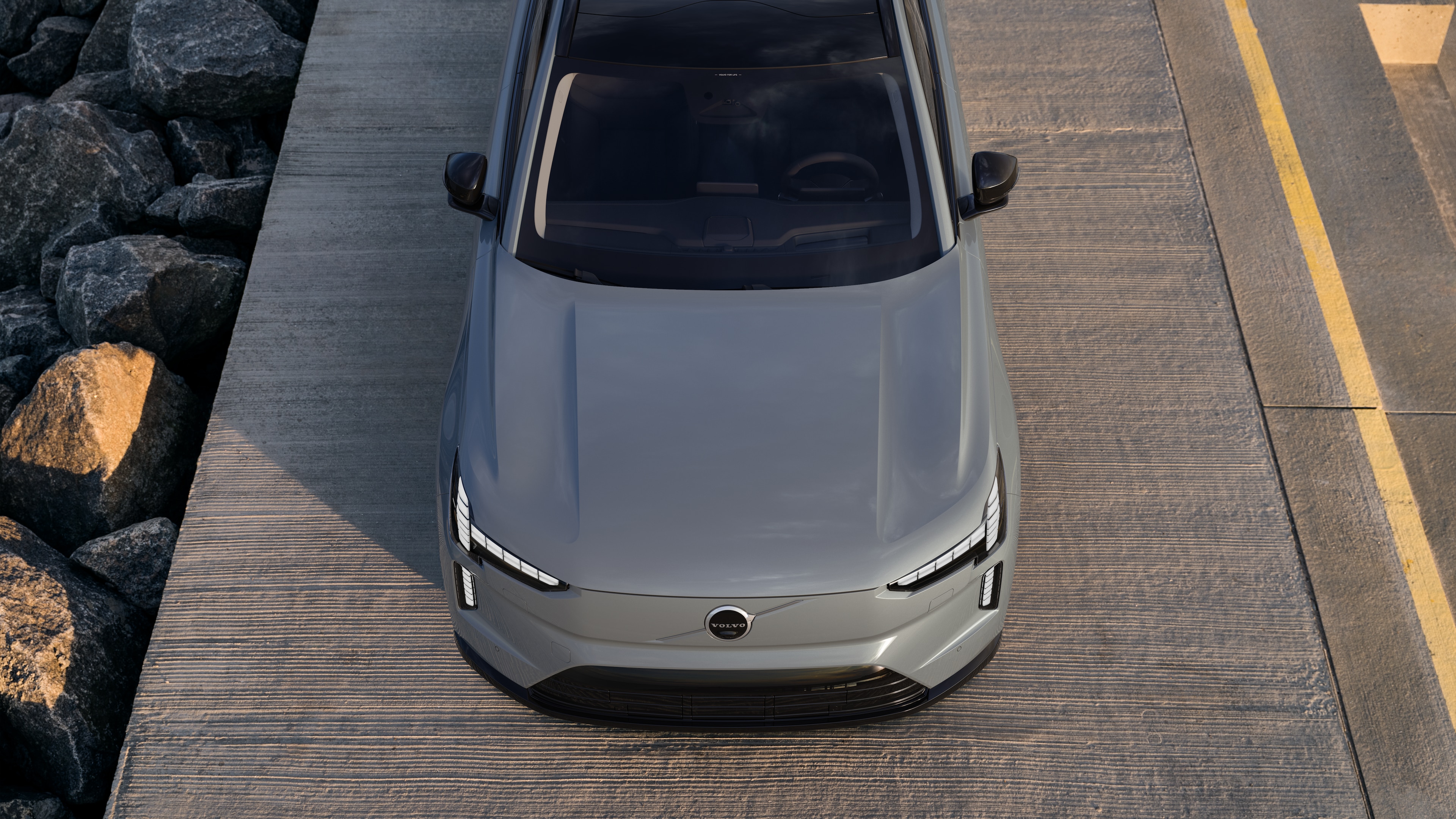 Volvo-auton ulkopuoli kolmen neljäsosan näkymässä kaupunkien katutaustalla, toinen puoli, katto ja osa edestä.