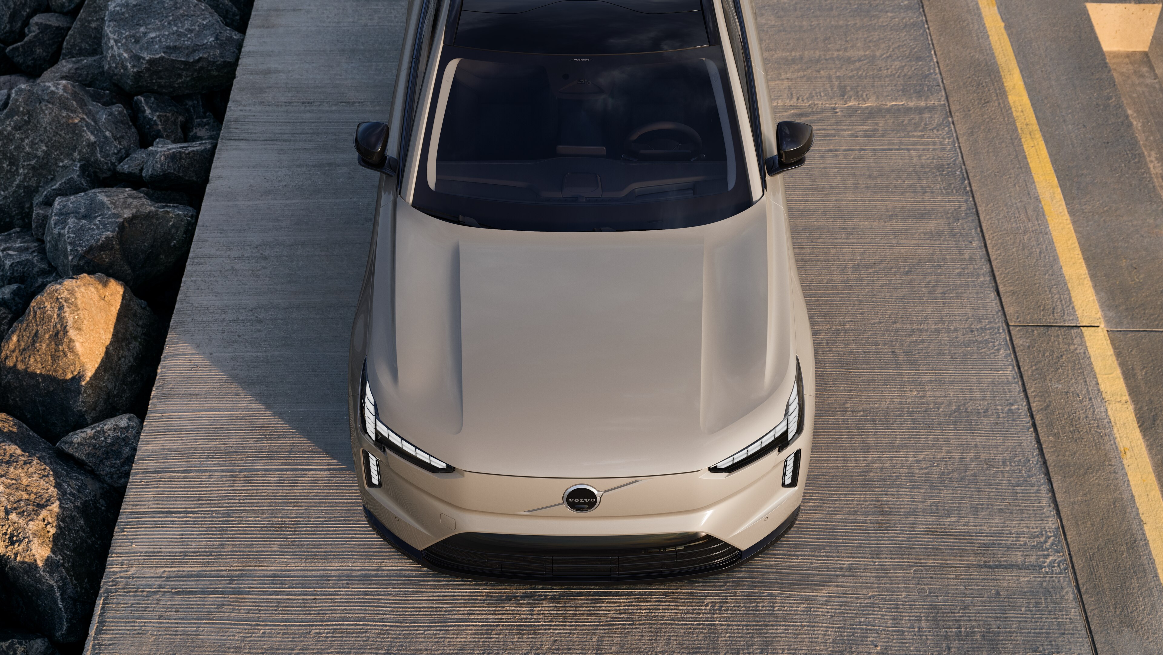 Esterno di una Volvo vista di tre quarti sullo sfondo di una strada urbana, con un lato, il tetto e parte della parte anteriore.