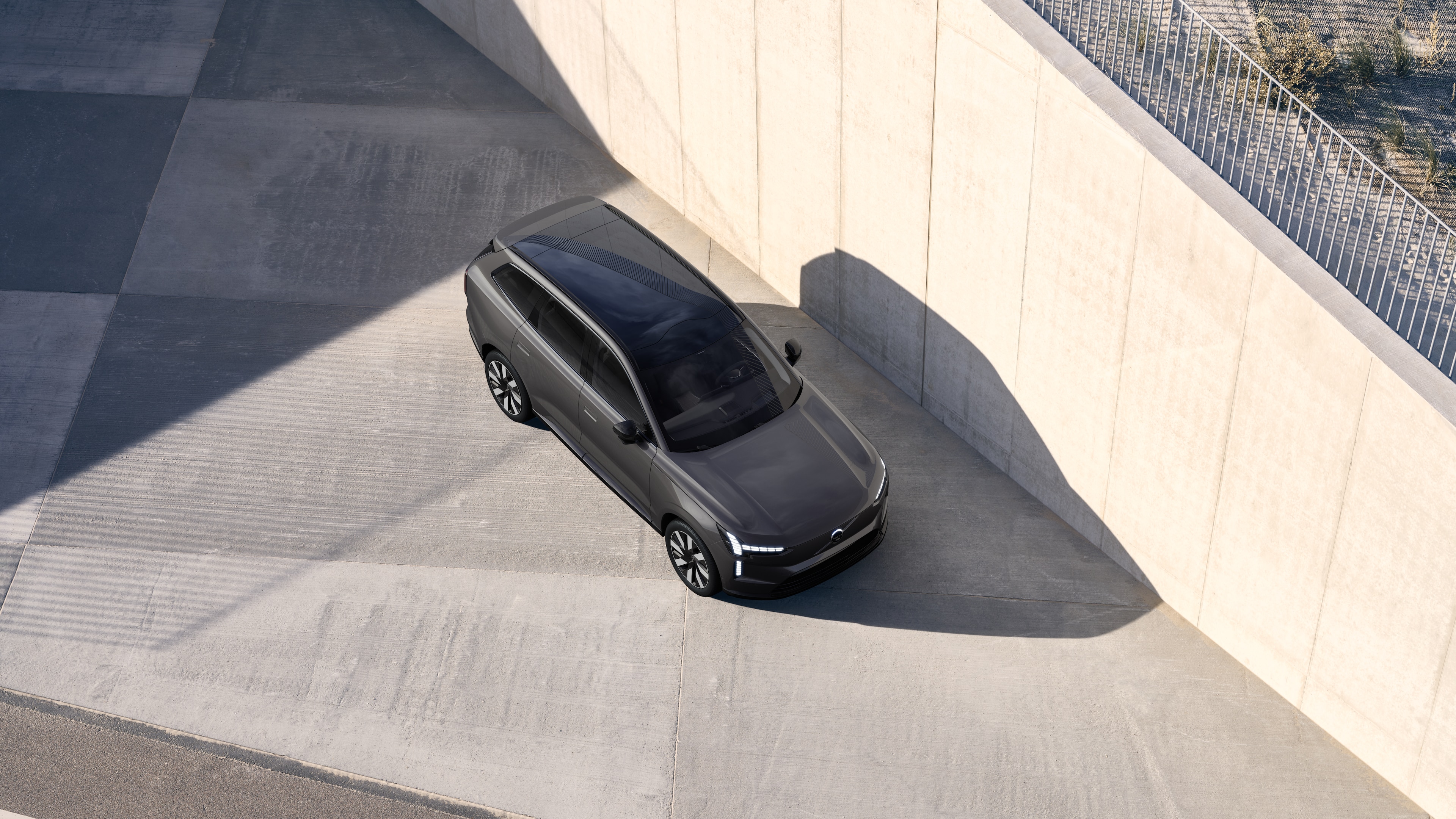 Bovenaanzicht van het exterieur van een Volvo op een effen studioachtergrond.