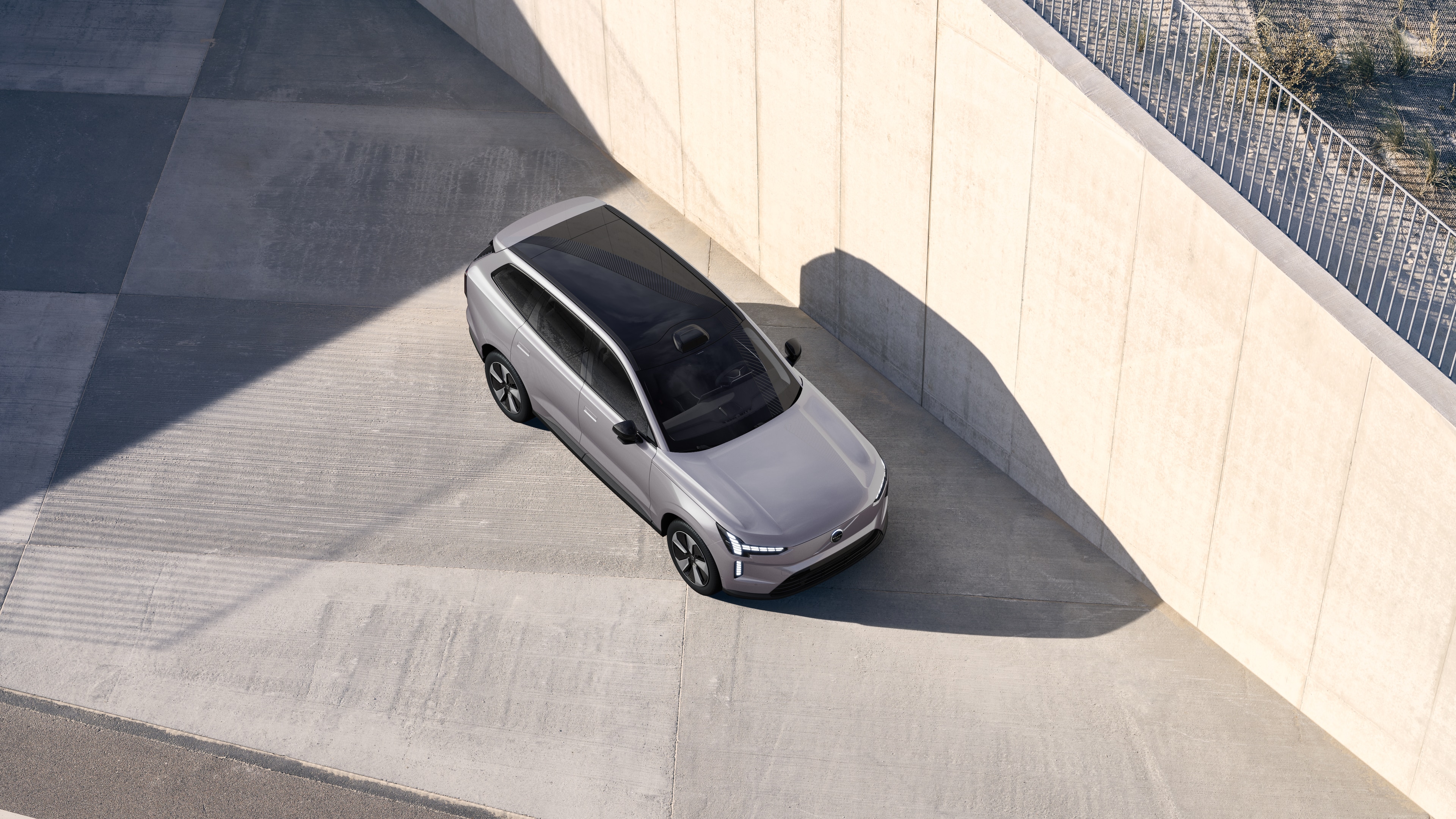 Extérieur de la Volvo vu d’en haut sur un fond de studio uni.