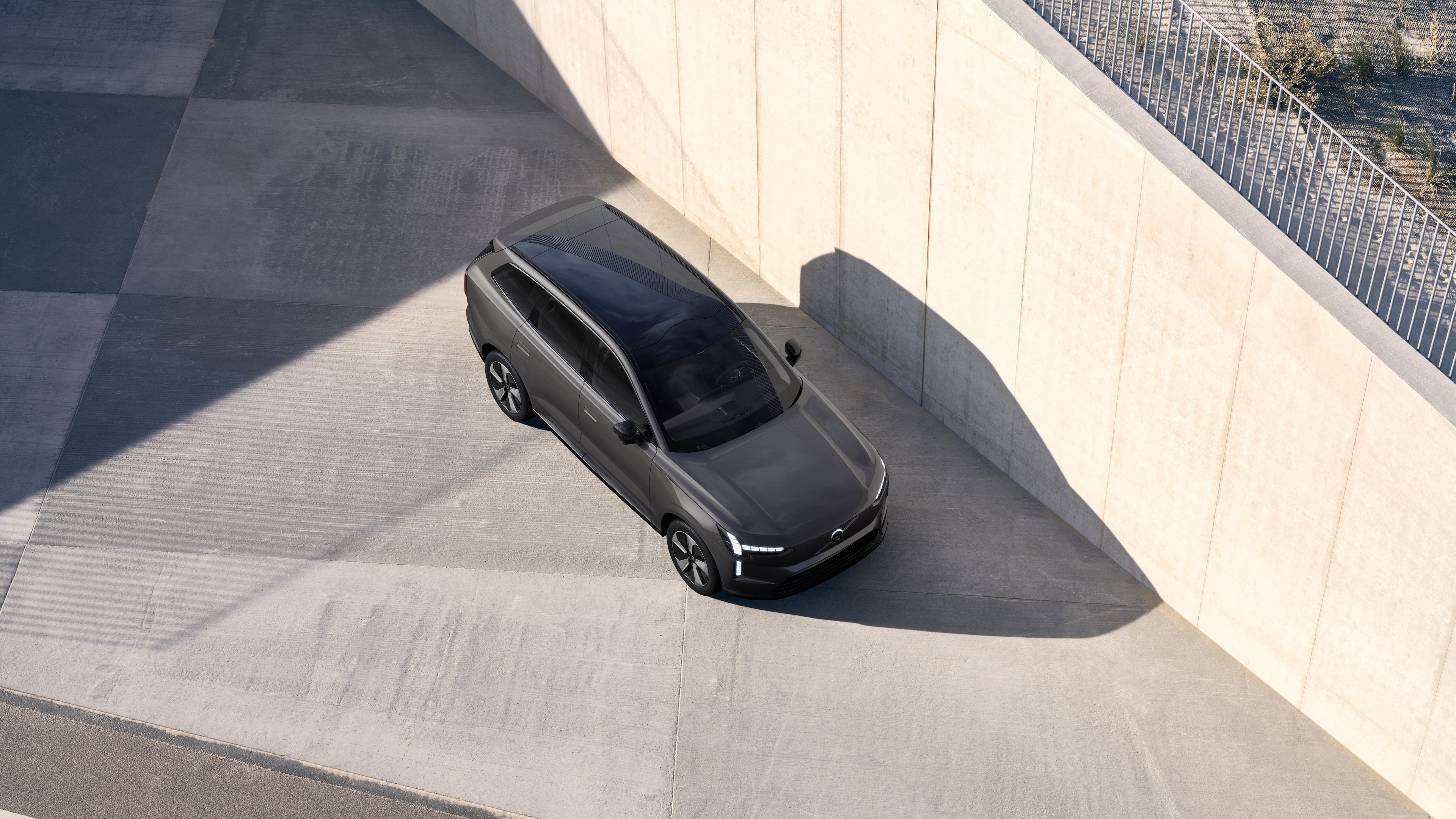 Vanjski izgled automobila Volvo prikazan odozgo u običnoj pozadini studija.