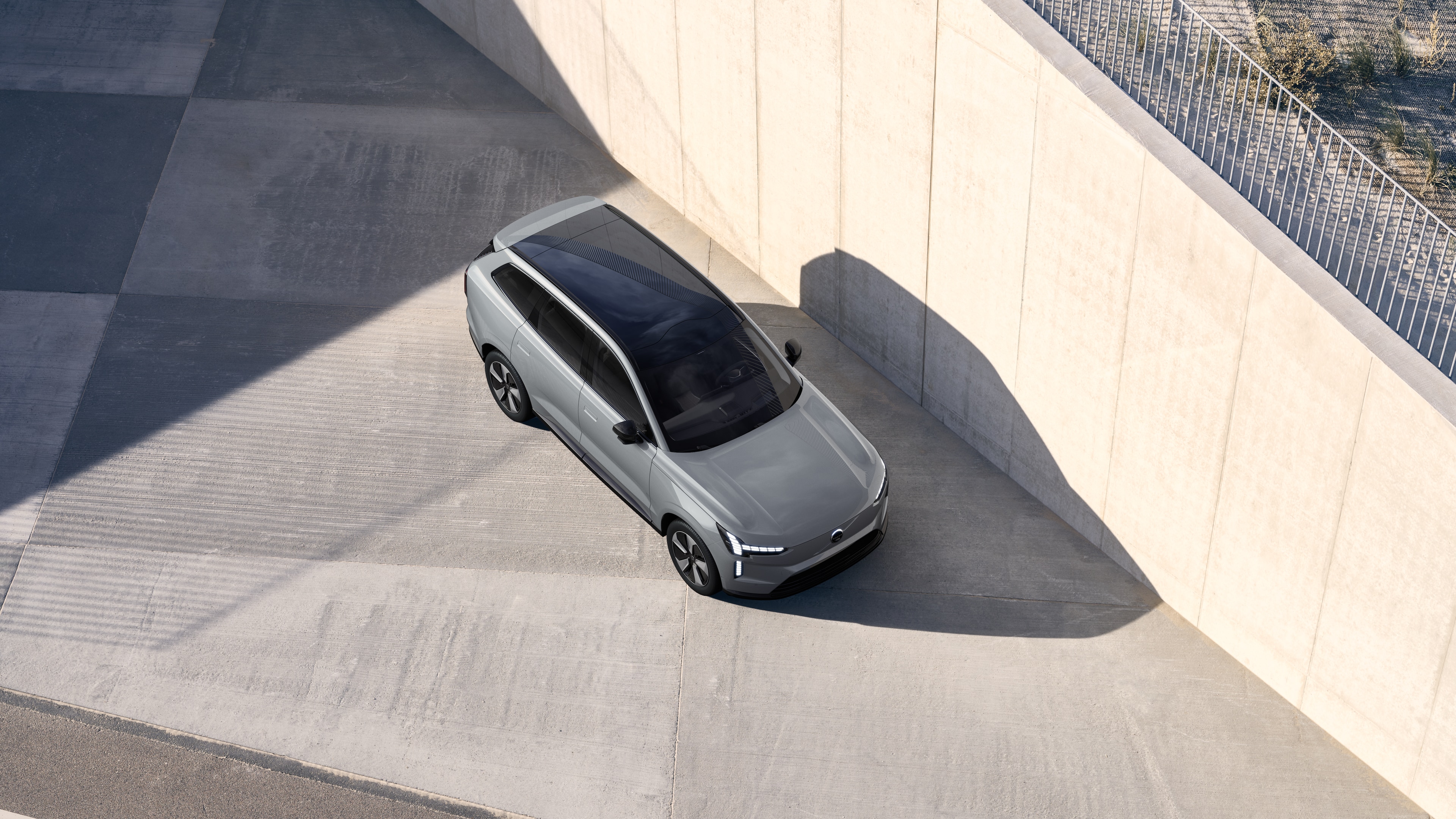 Volvo auto välisilme on ülevalt nähtav tavalisel stuudiotaustal.