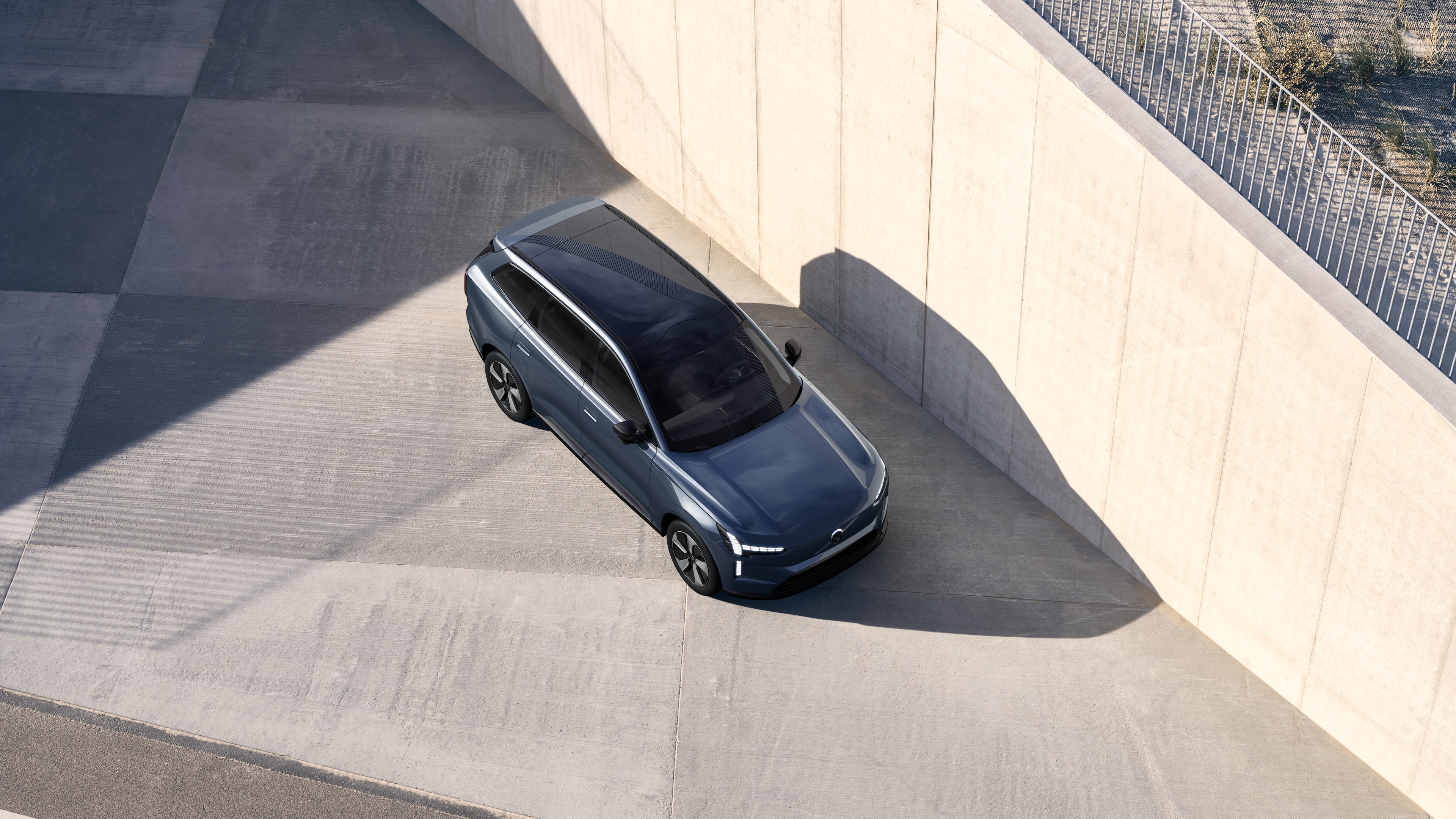 Vanjski izgled automobila Volvo prikazan odozgo u običnoj pozadini studija.