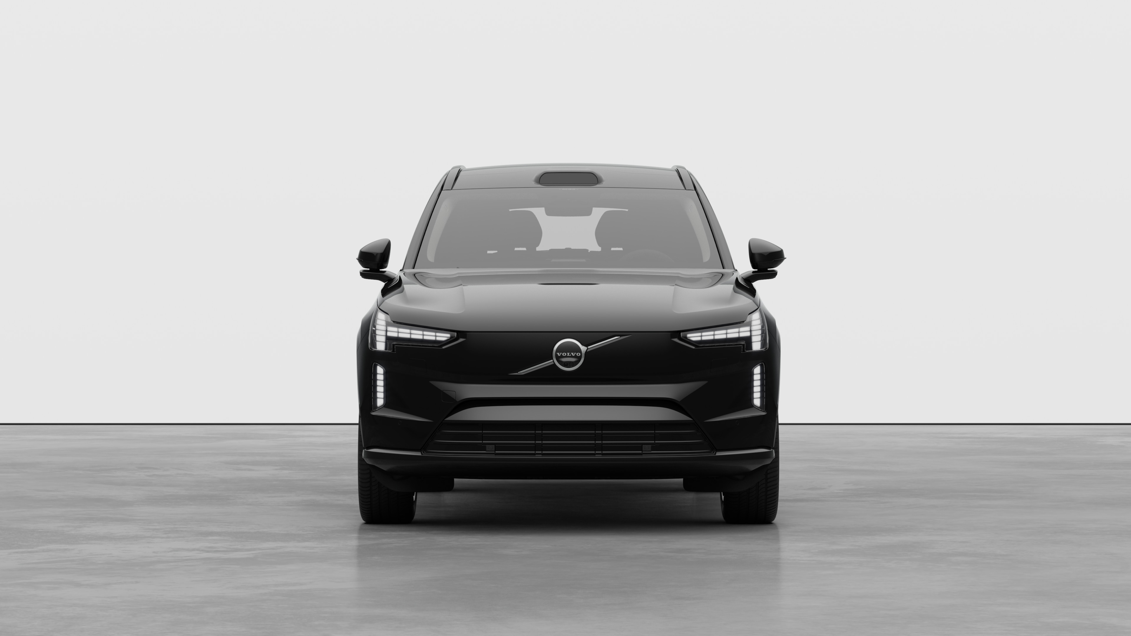 Vorderansicht eines Volvo vor dem Hintergrund eines schlichten Studios.