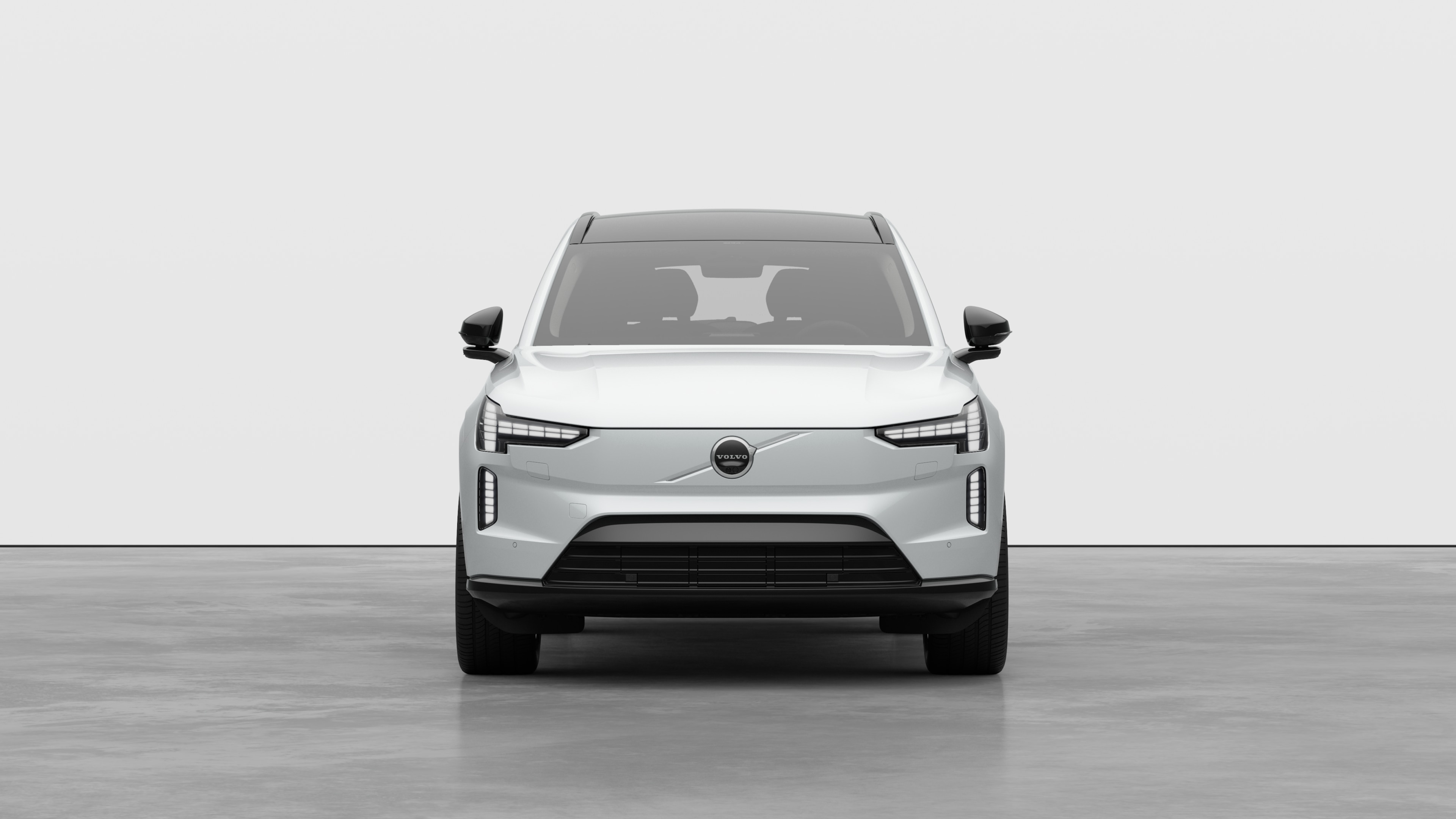 Vooraanzicht van een Volvo in een effen studioachtergrond.