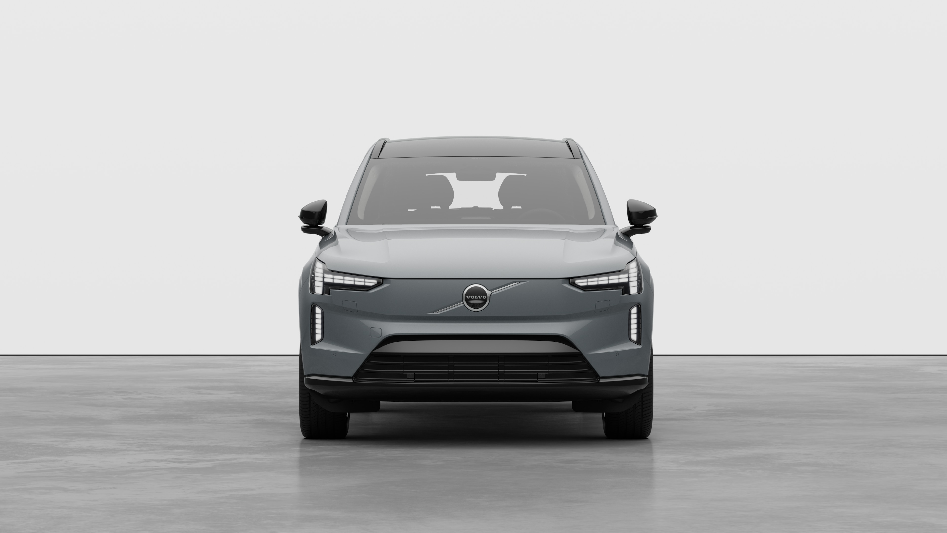 Frontbillede af en Volvo-bil i en almindelig studiebaggrund.