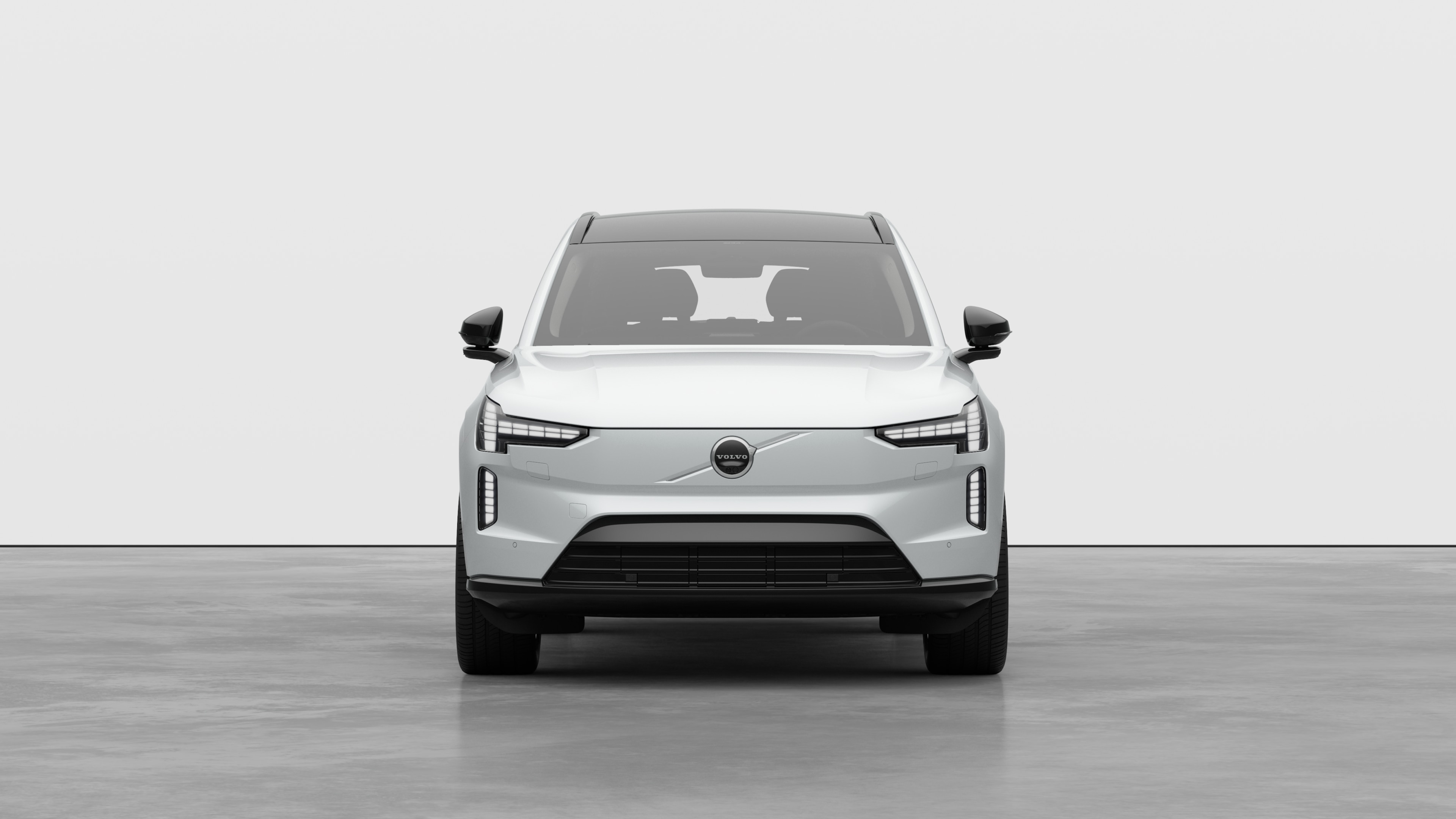 Vy framifrån av en Volvobil i en vanlig studiobakgrund.