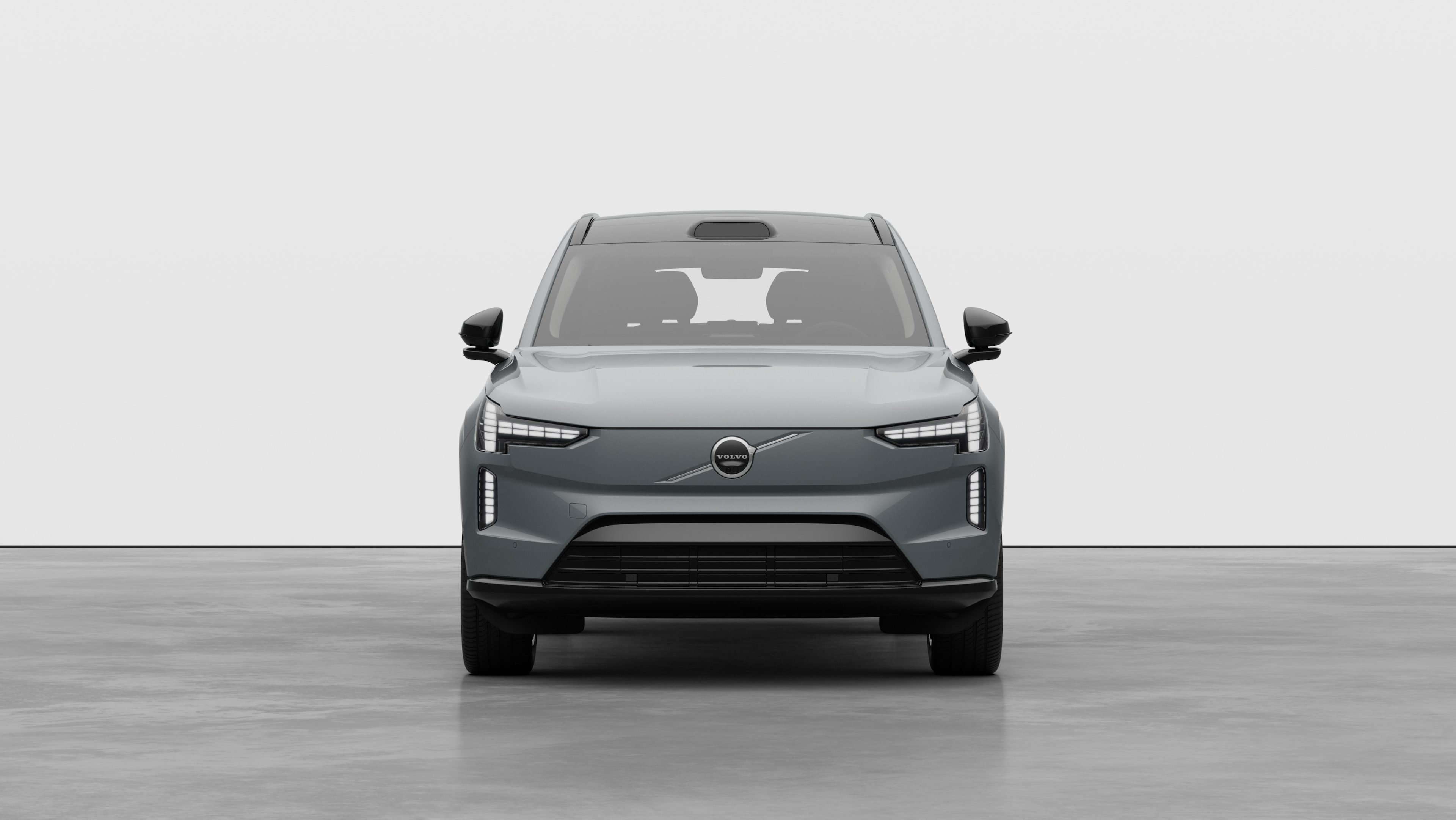 Vedere din față a unei mașini Volvo pe un fundal simplu de studio.