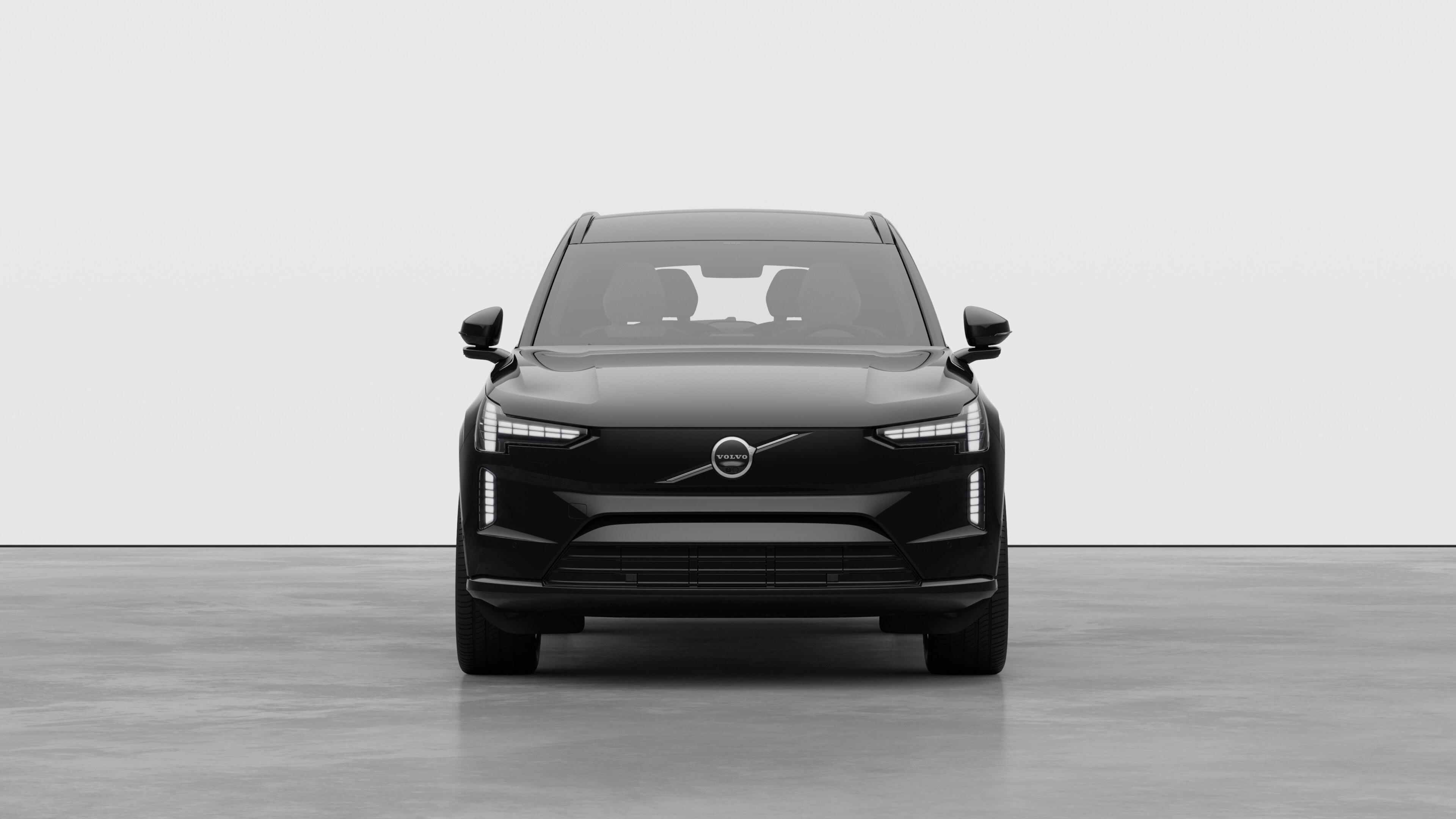 Vooraanzicht van een Volvo in een effen studioachtergrond.