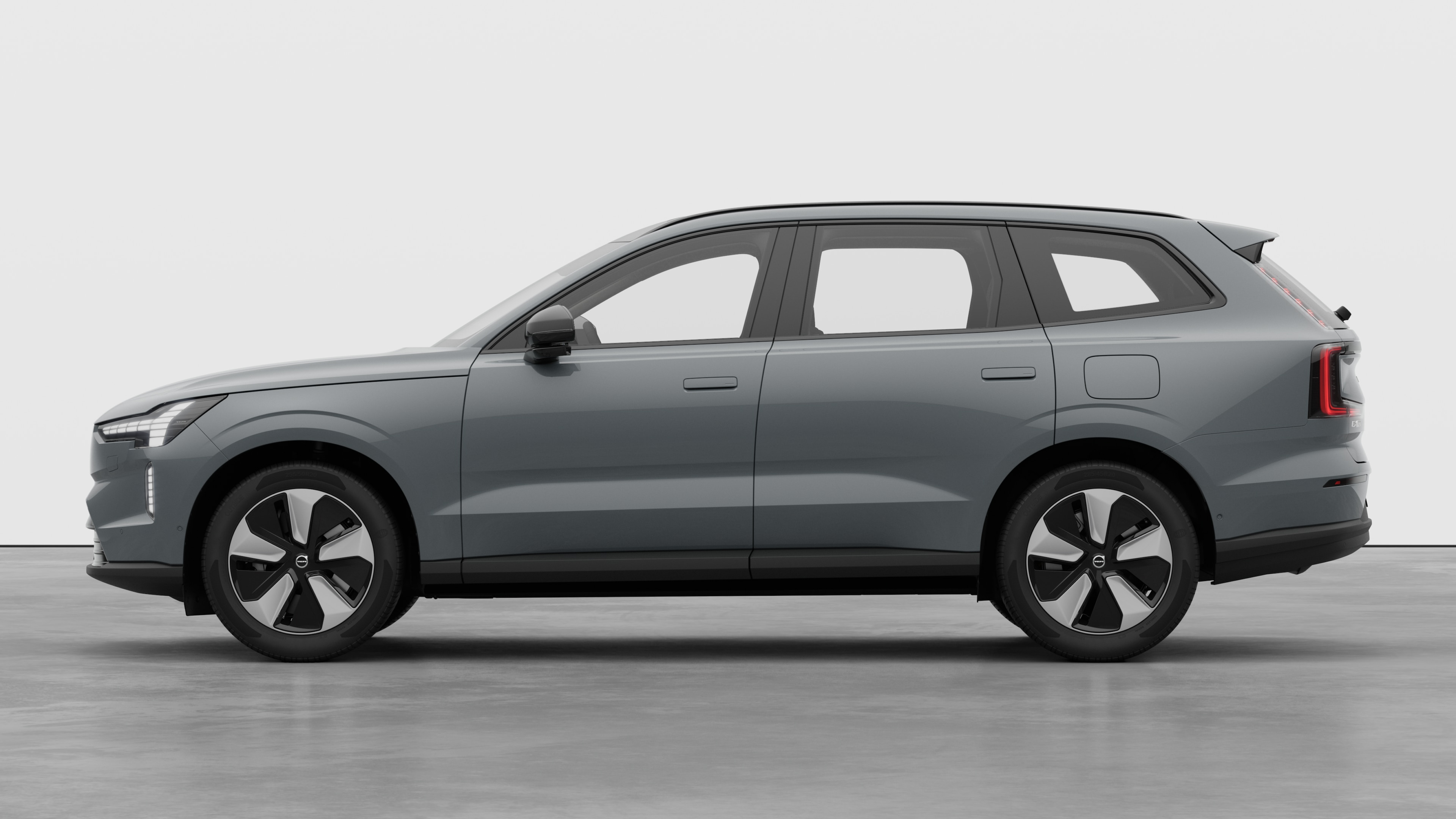 Samochód Volvo widziany z boku na tle zwykłego studia Nie ma żadnych dodatkowych szczegółów ani identyfikatorów.