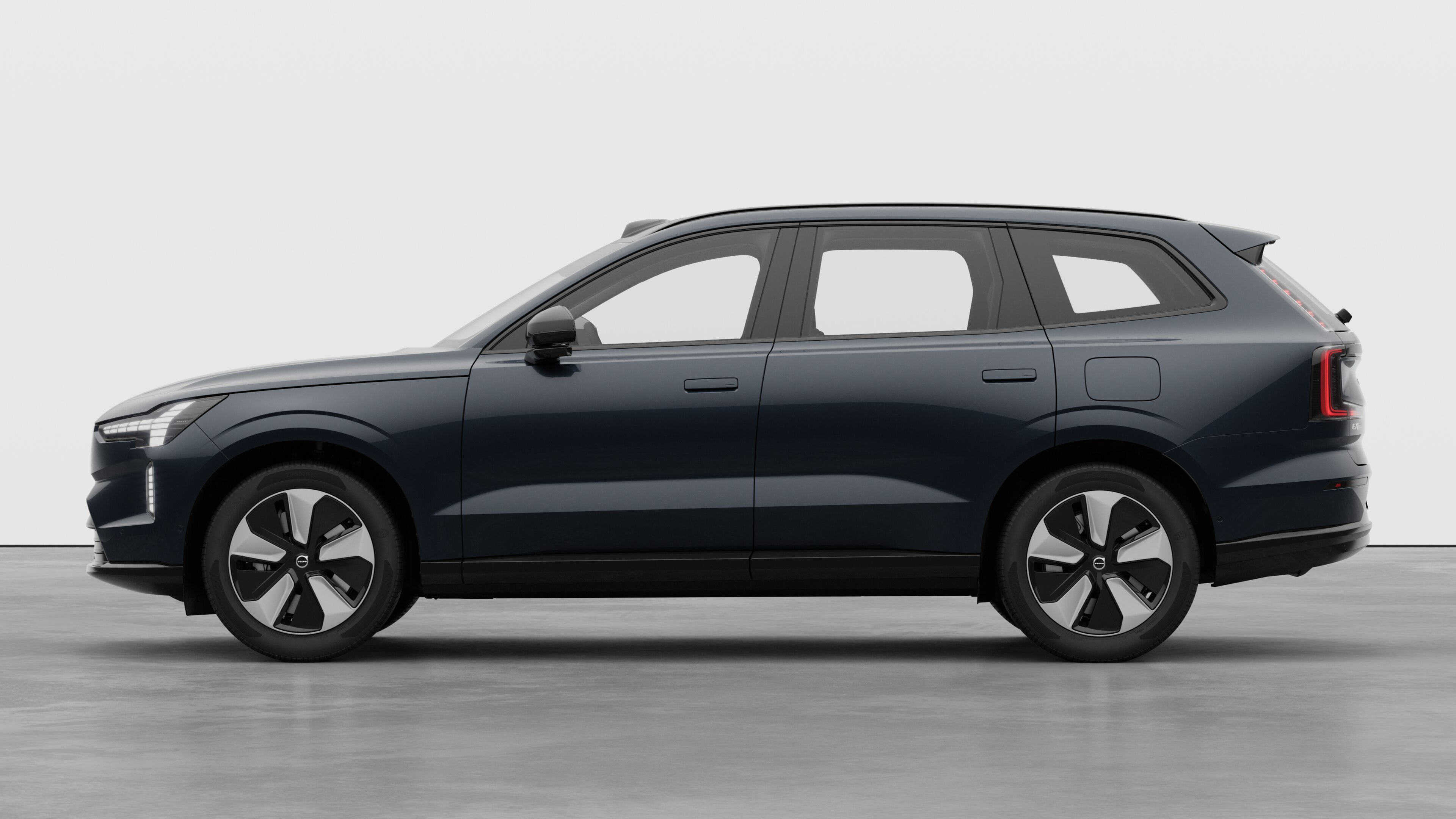 Un'auto Volvo vista laterale su uno sfondo in studio. Non sono presenti ulteriori dettagli o identificatori.