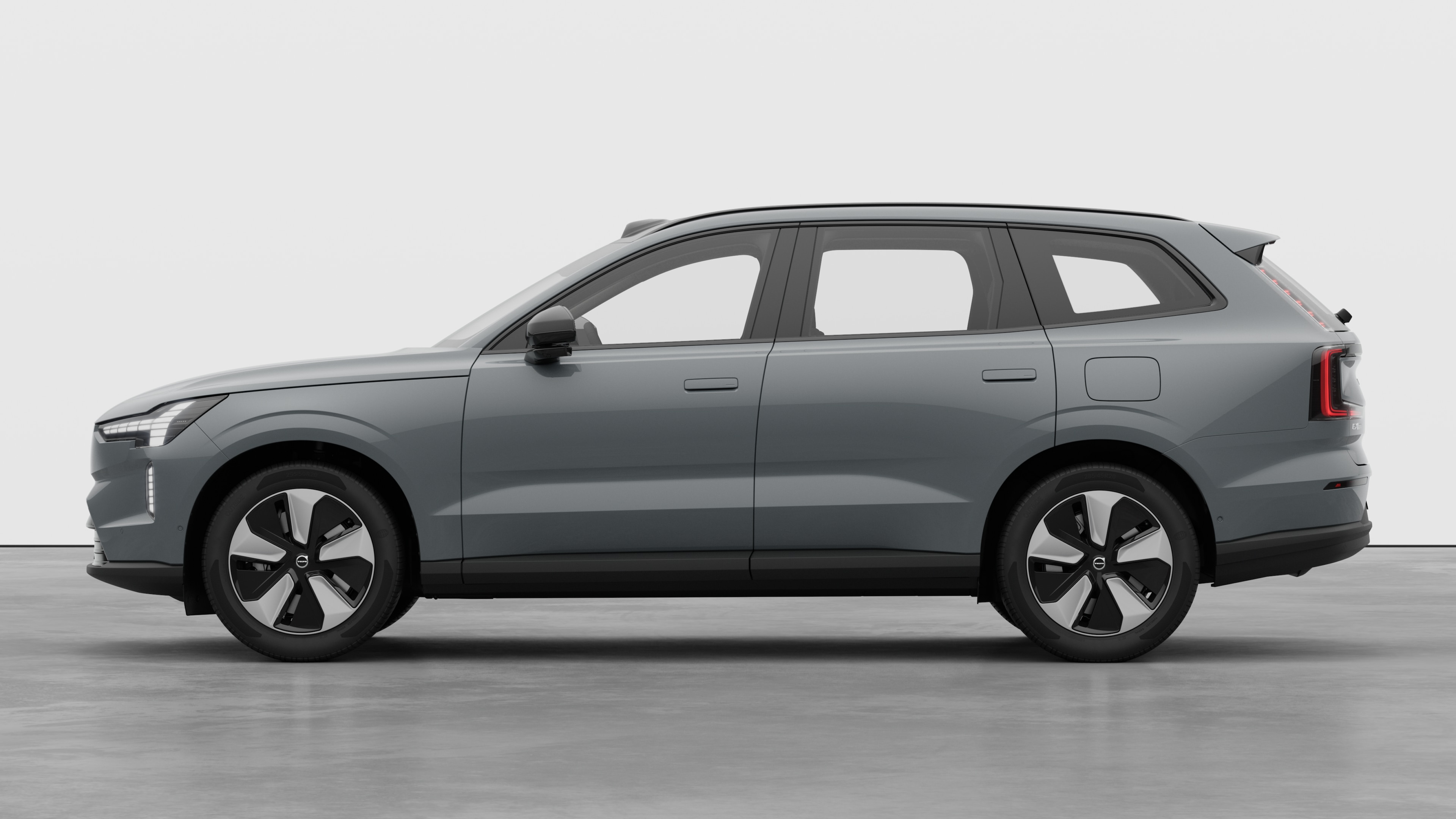 Voiture Volvo vue latérale sur un fond de studio uni. Aucun détail ou identifiant supplémentaire n’est présent.