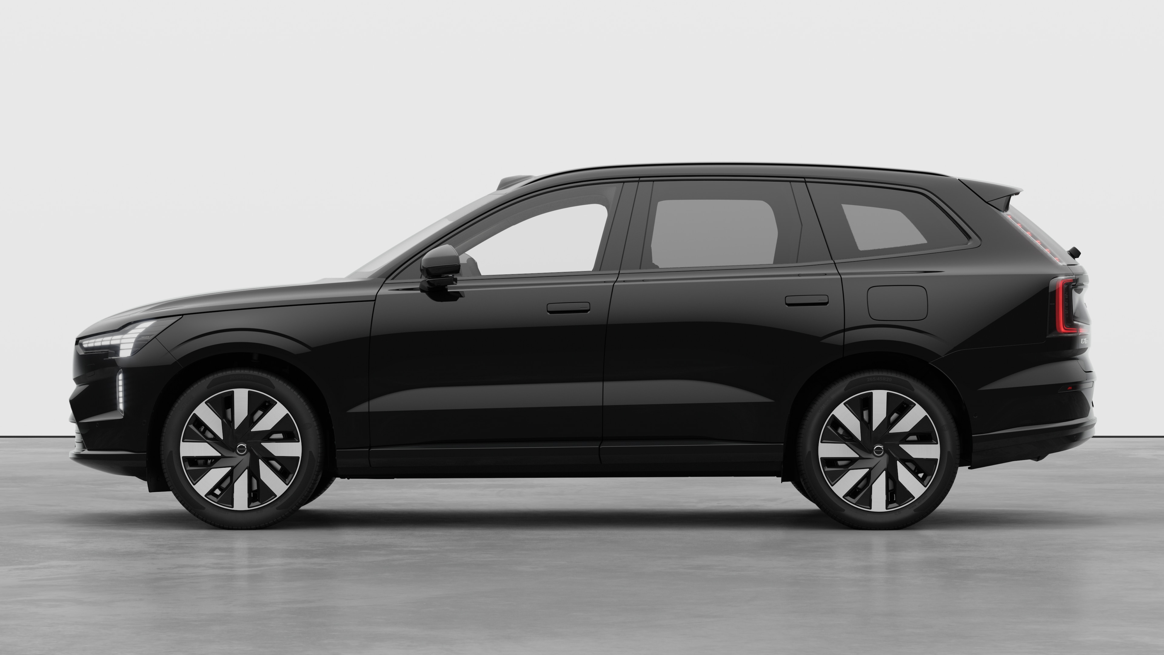 Volvo Fahrzeug in Seitenansicht vor einem schlichten Studiohintergrund. Es sind keine zusätzlichen Details oder Identifikatoren vorhanden.