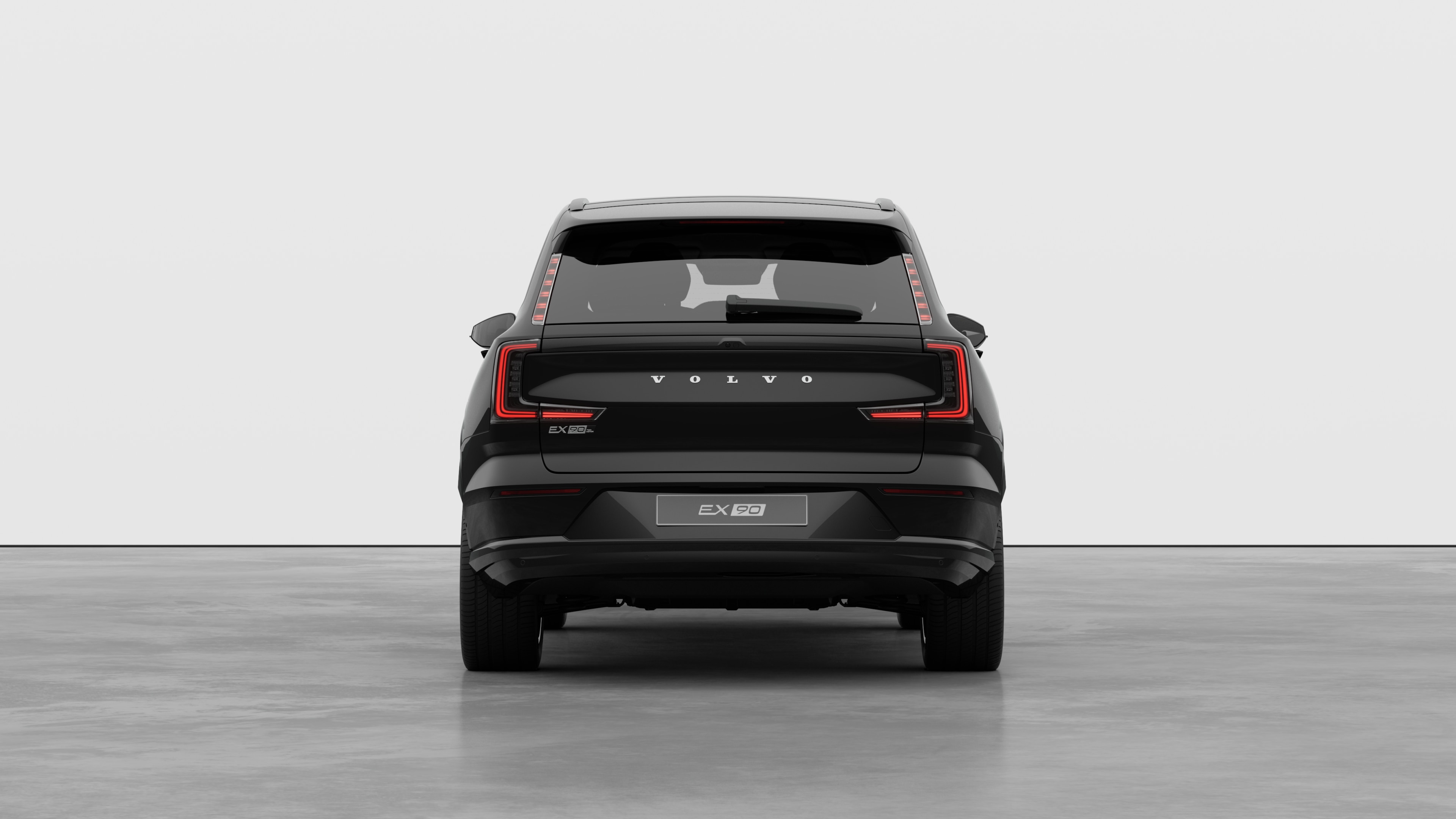 Heckansicht eines Volvo vor einem schlichten Studiohintergrund.