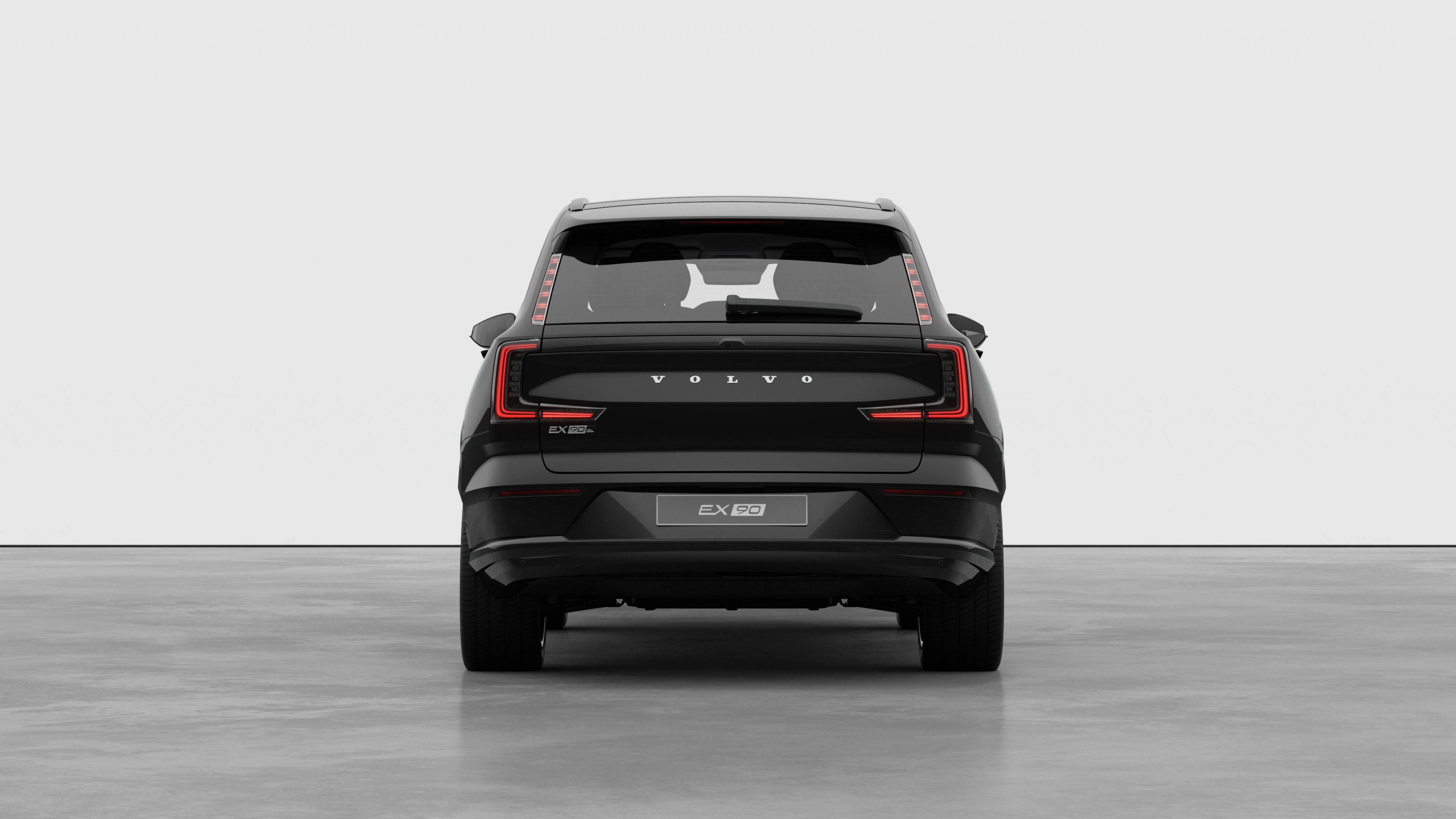 Vista posteriore di un'auto Volvo sullo sfondo di un semplice studio.