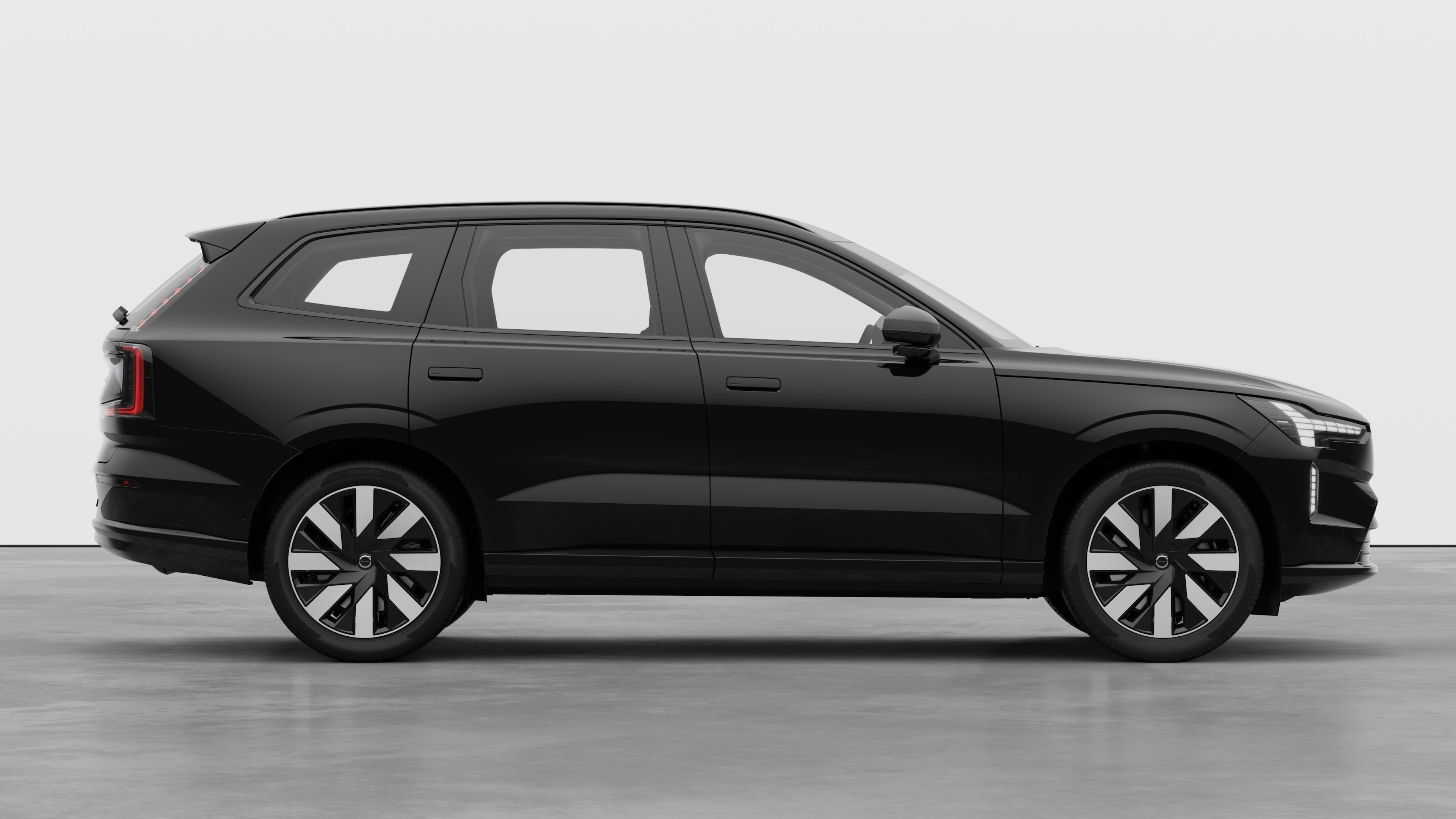 Vista laterale di un'auto Volvo sullo sfondo di uno studio che mostra le portiere chiuse e il design visibile delle ruote.