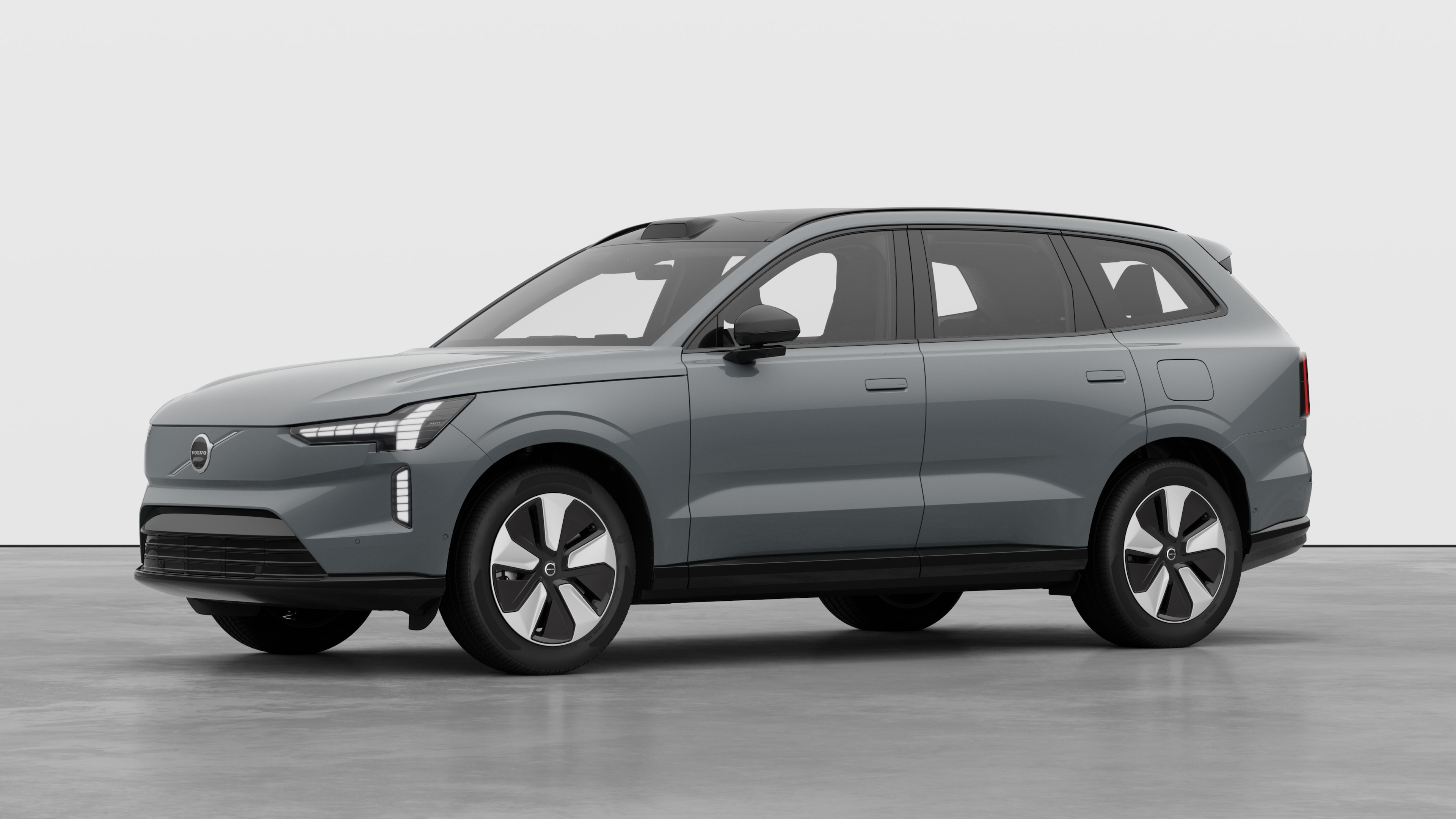 Exteriér vozu Volvo v tříčtvrtečním pohledu, prosté studiové pozadí.