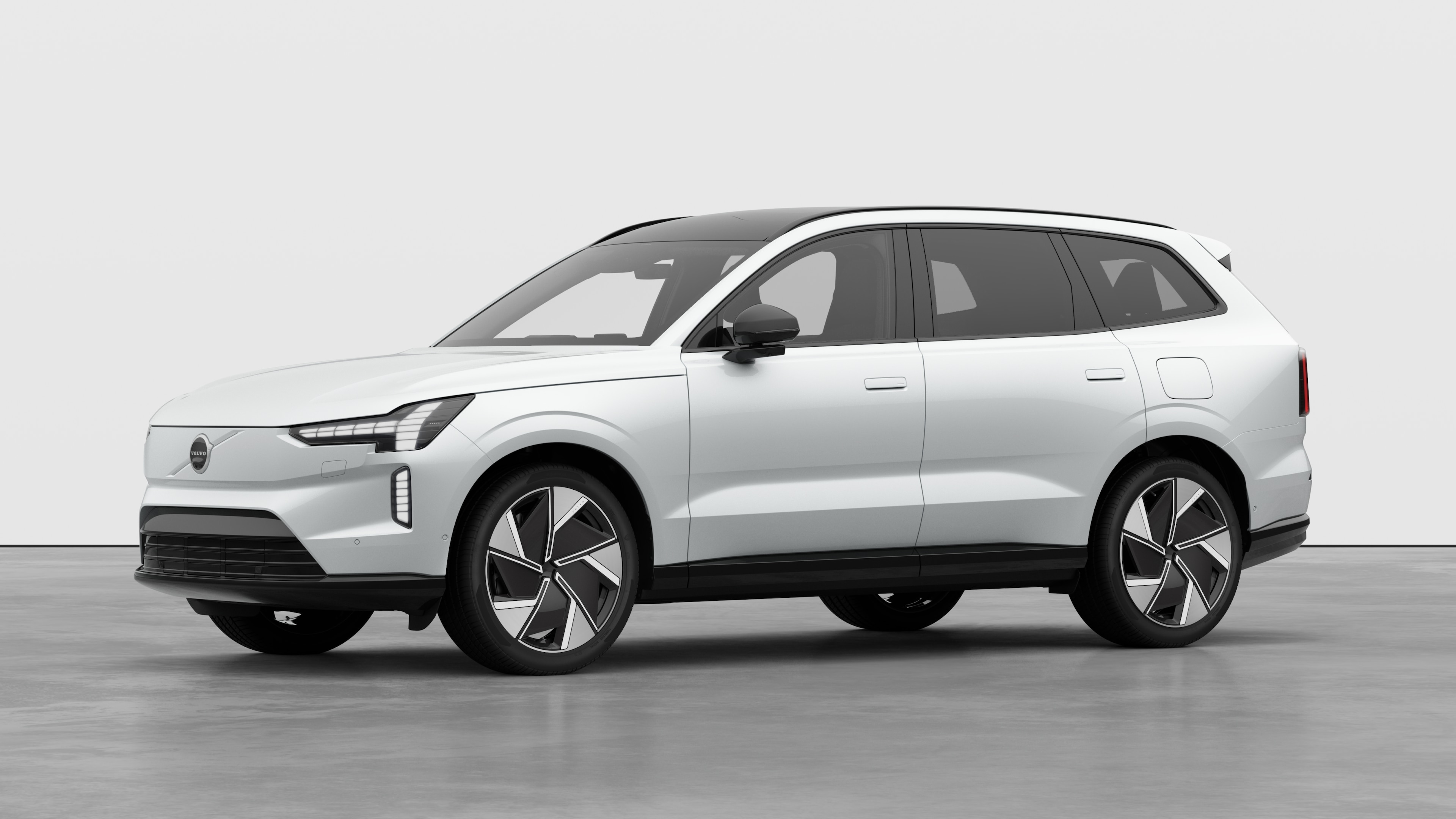 Het exterieur van de Volvo-auto in driekwart aanzicht, duidelijke studioachtergrond.