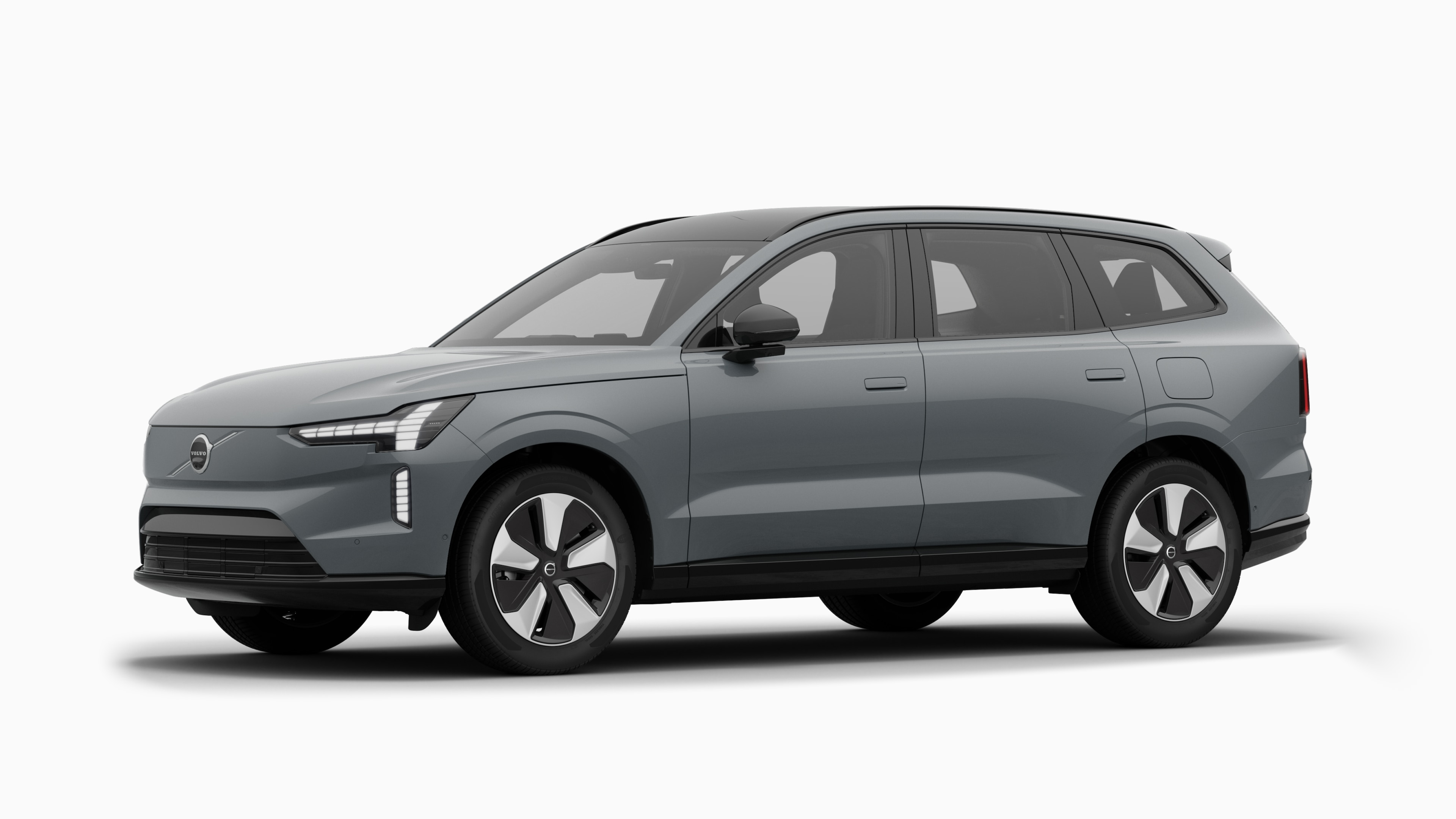 Esterno di un'auto Volvo vista di tre quarti, sfondo semplice di uno studio.