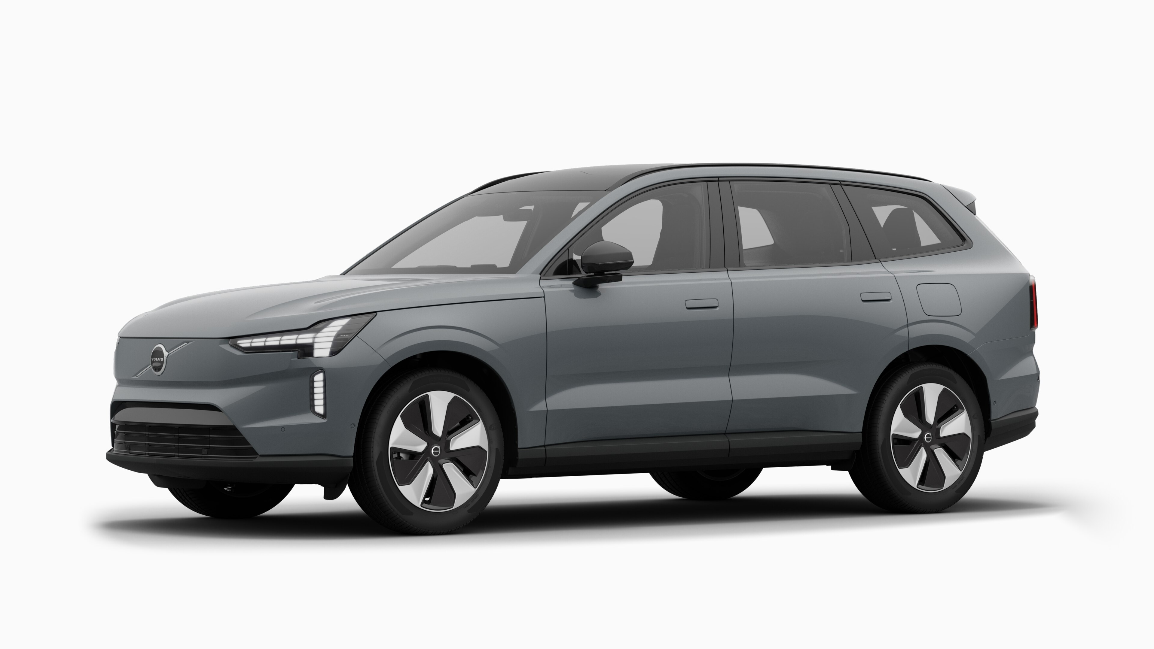 Extérieur d’une voiture Volvo vue de trois-quarts, fond uni d’un studio.