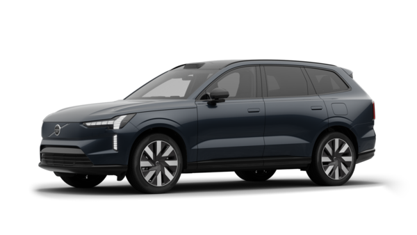 Het exterieur van de Volvo-auto in driekwart aanzicht, duidelijke studioachtergrond.