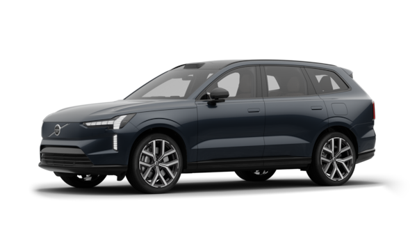 Het exterieur van de Volvo-auto in driekwart aanzicht, duidelijke studioachtergrond.