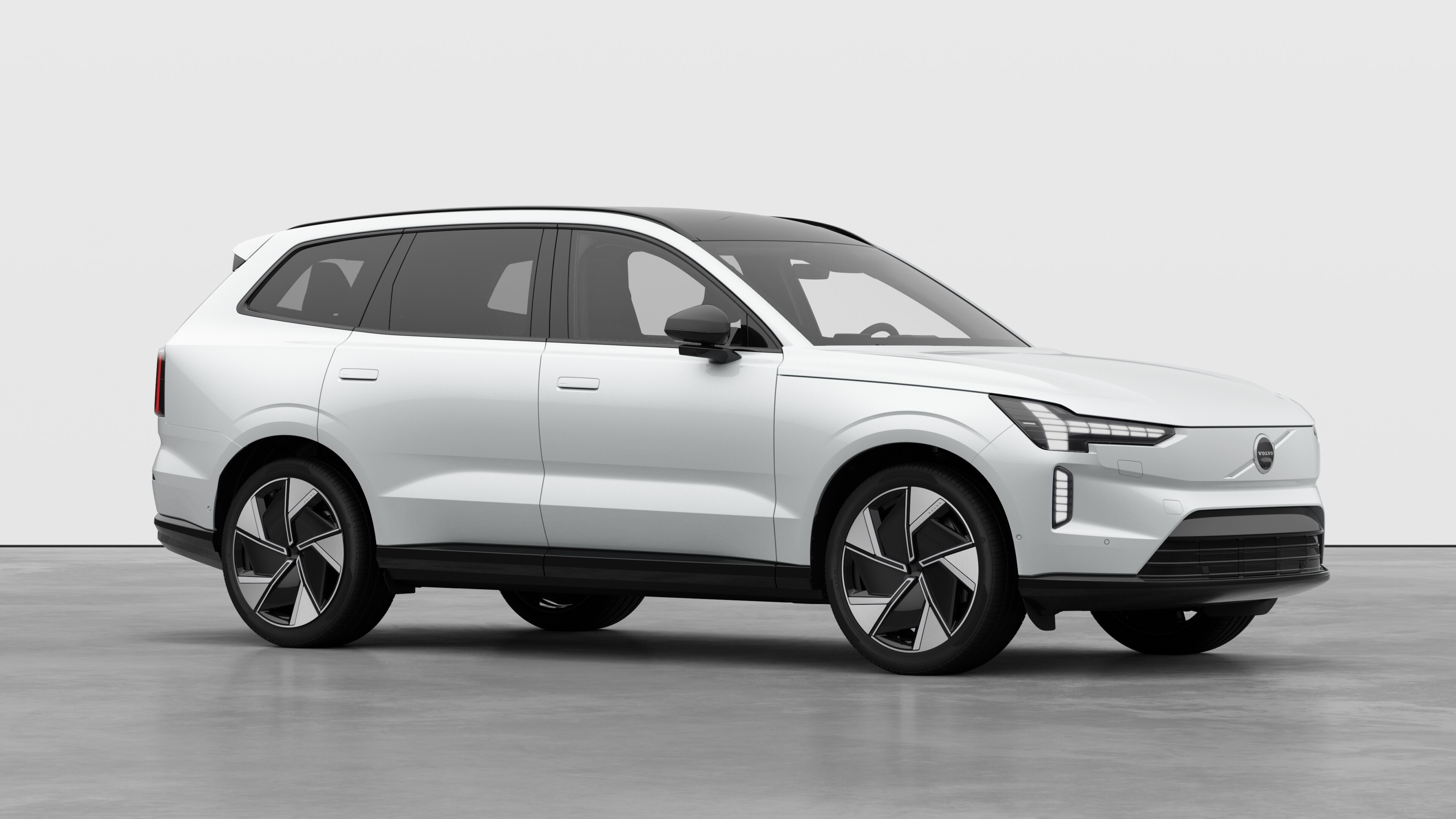 Buitenkant van een Volvo, driekwart aanzicht in een effen studioachtergrond.