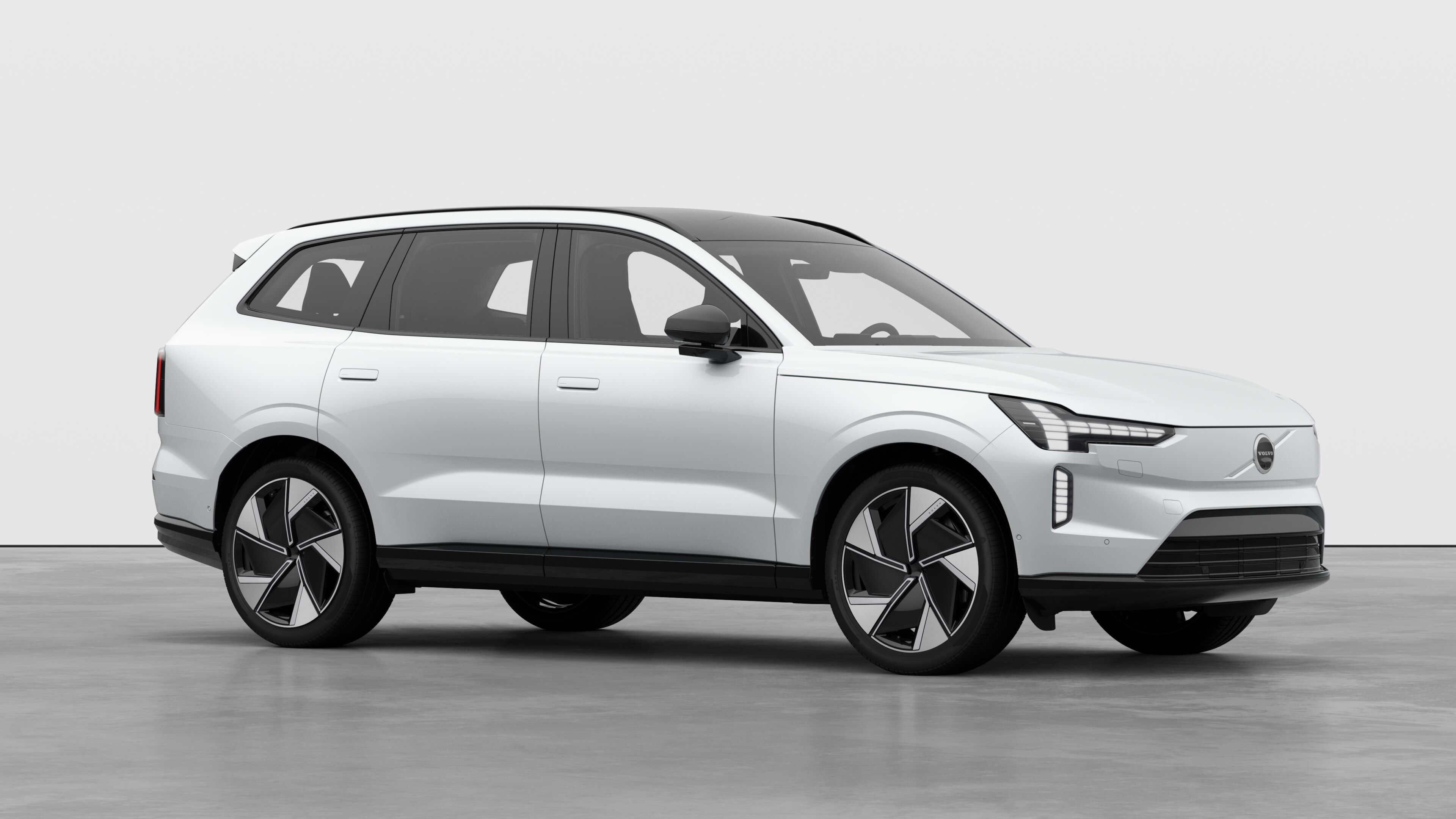 Volvobilens exteriör, trekvartsvy i en vanlig studiobakgrund.