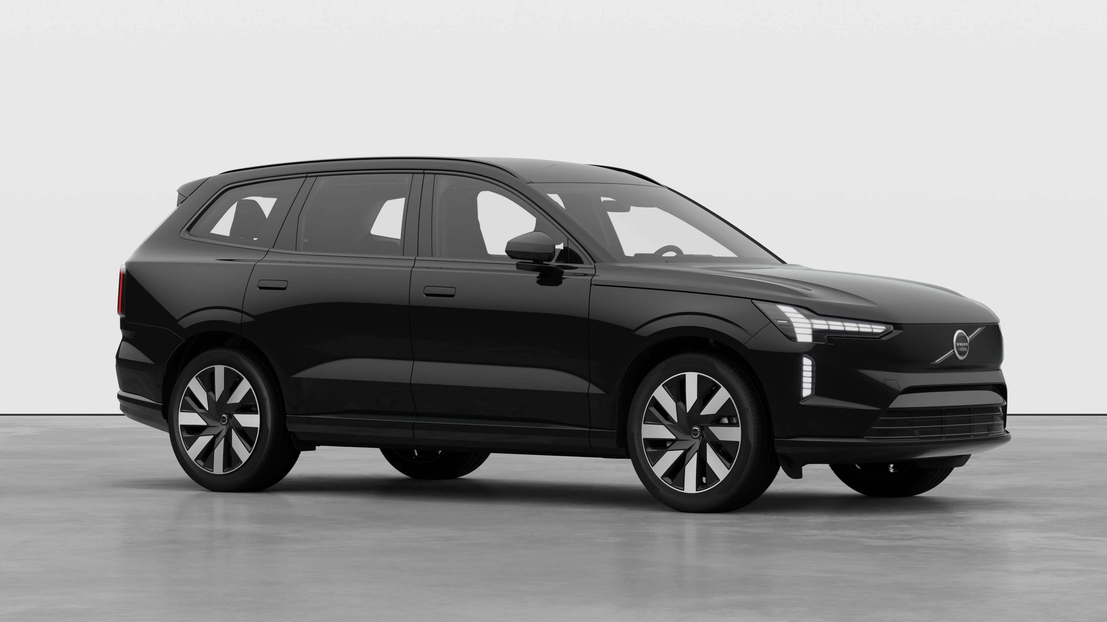 Esterno di un'auto Volvo, vista di tre quarti sullo sfondo di uno studio.