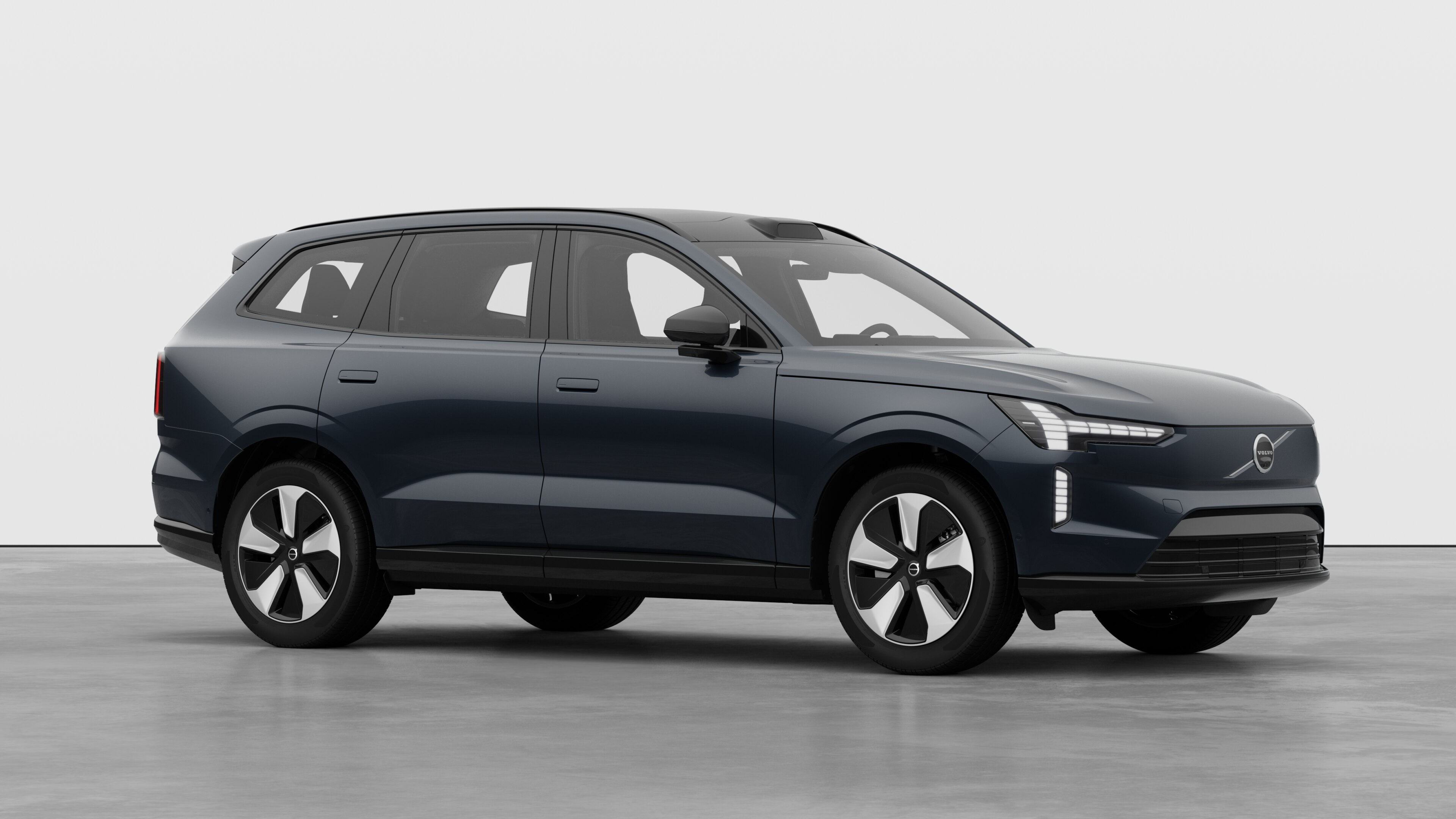 Esterno di un'auto Volvo, vista di tre quarti sullo sfondo di uno studio.