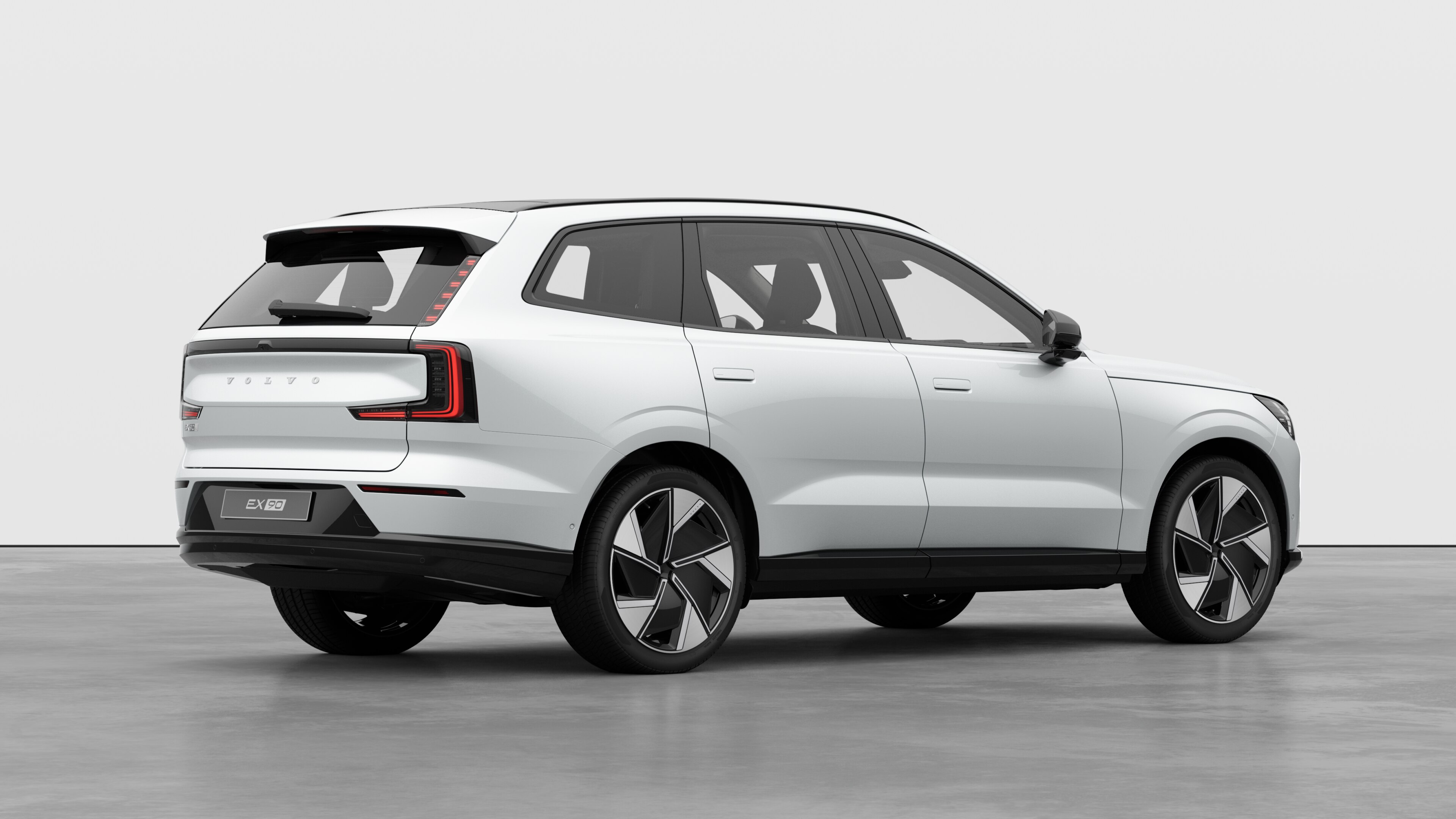 Bakre trekvartsvy av Volvo-bil på vanlig studiobakgrund.