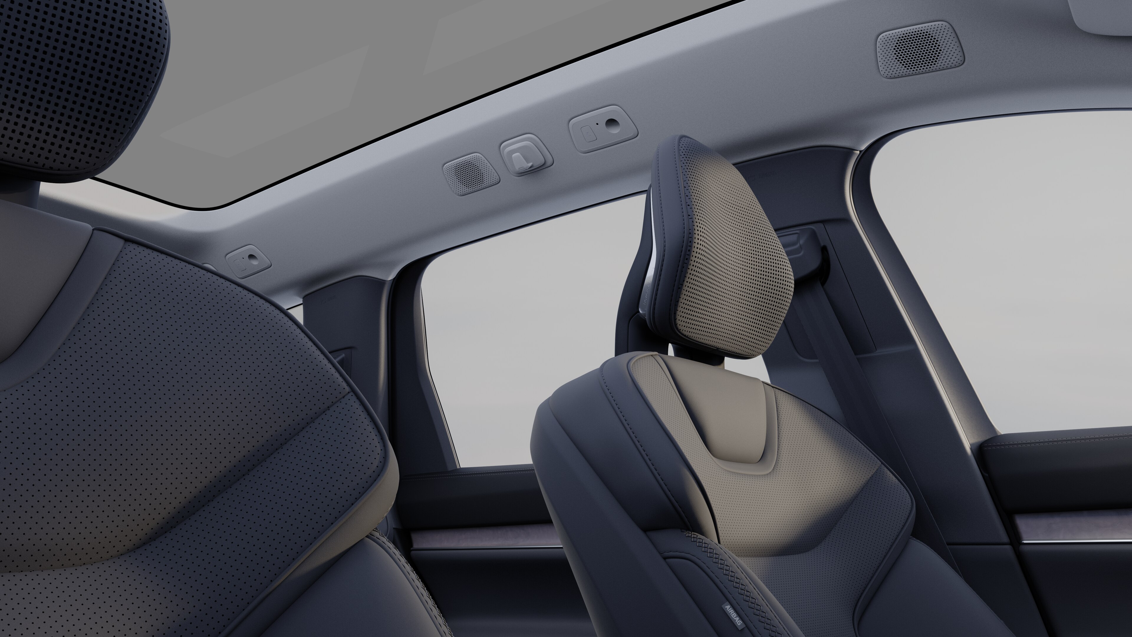 Volvo-interiör som visar passagerarsäten fram och bak, ratt, instrumentbräda och mittkonsol mot en enkel studiobakgrund.