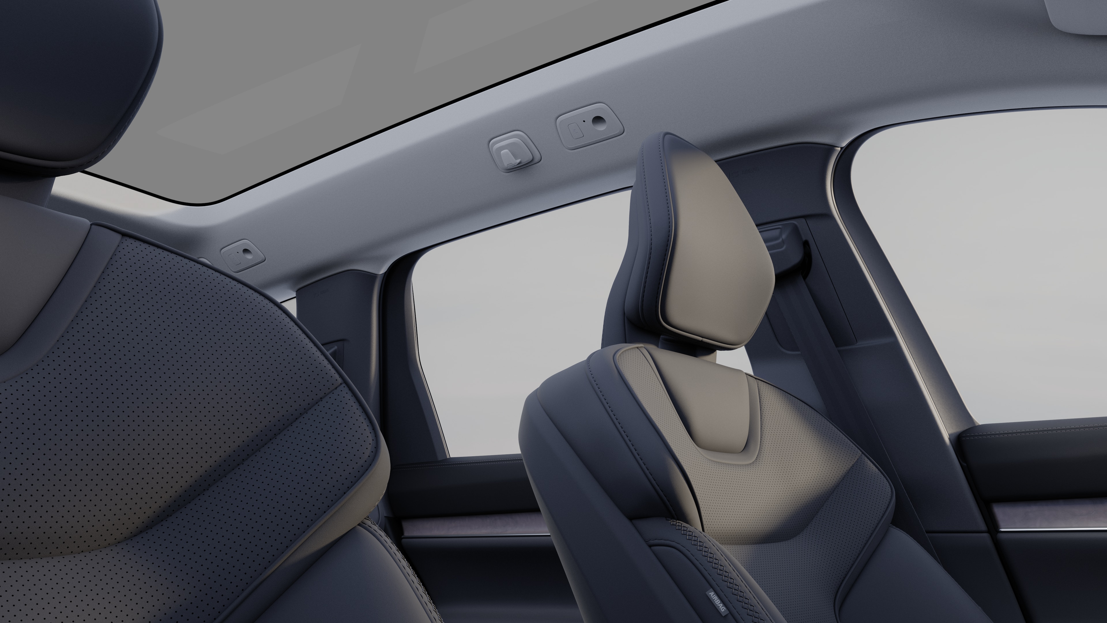 Interno di un'auto Volvo che mostra i sedili dei passeggeri anteriori e posteriori, il volante, il cruscotto e la console centrale su uno sfondo semplice in studio.