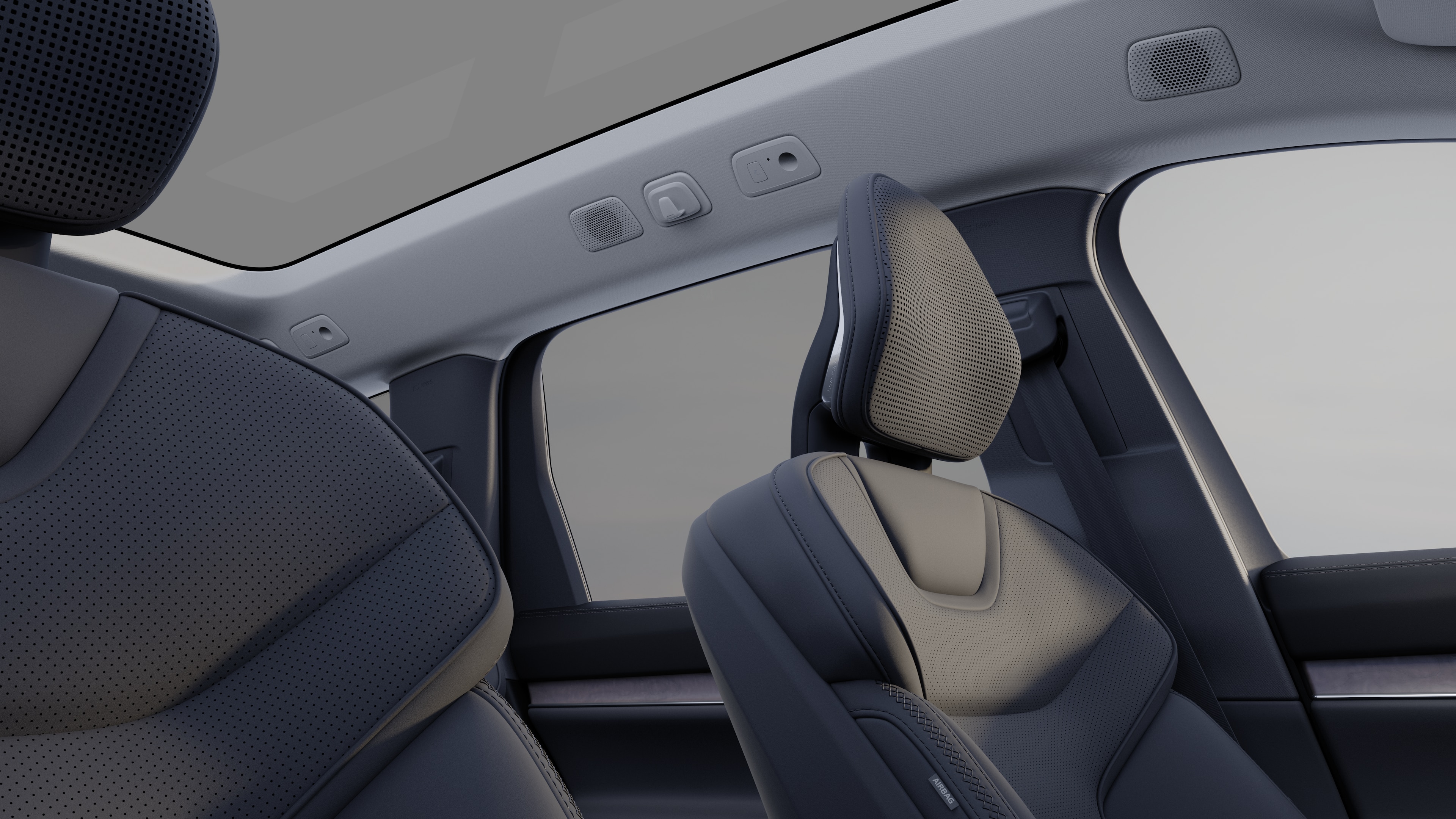 Het interieur van een Volvo met de passagiersstoelen voor- en achterin, het stuur, het dashboard en de middenconsole tegen een effen studioachtergrond.