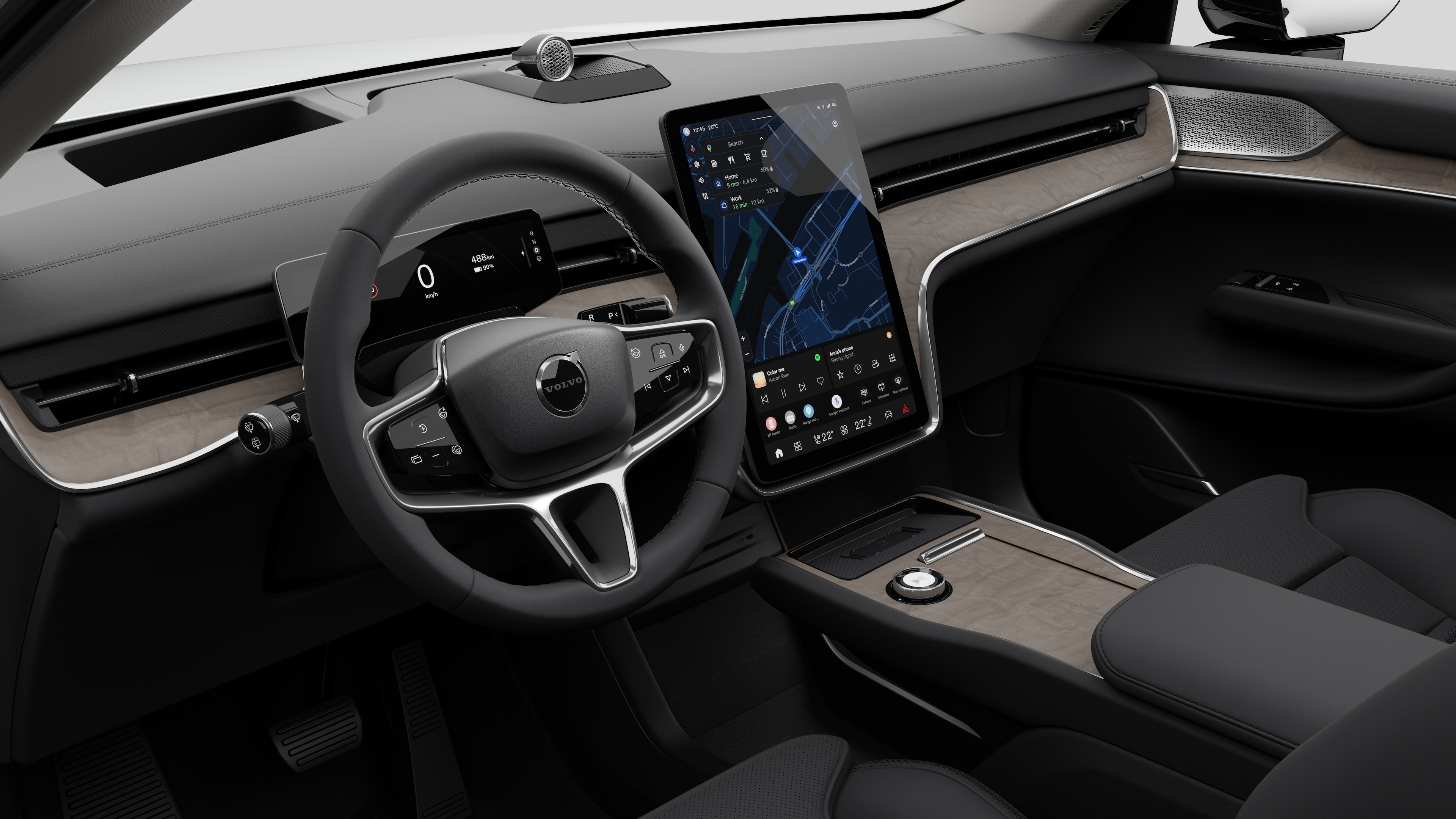 Binnenaanzicht van een Volvo met het dashboard, het stuur, de middenconsole en het digitale beeldscherm in een effen studioachtergrond.