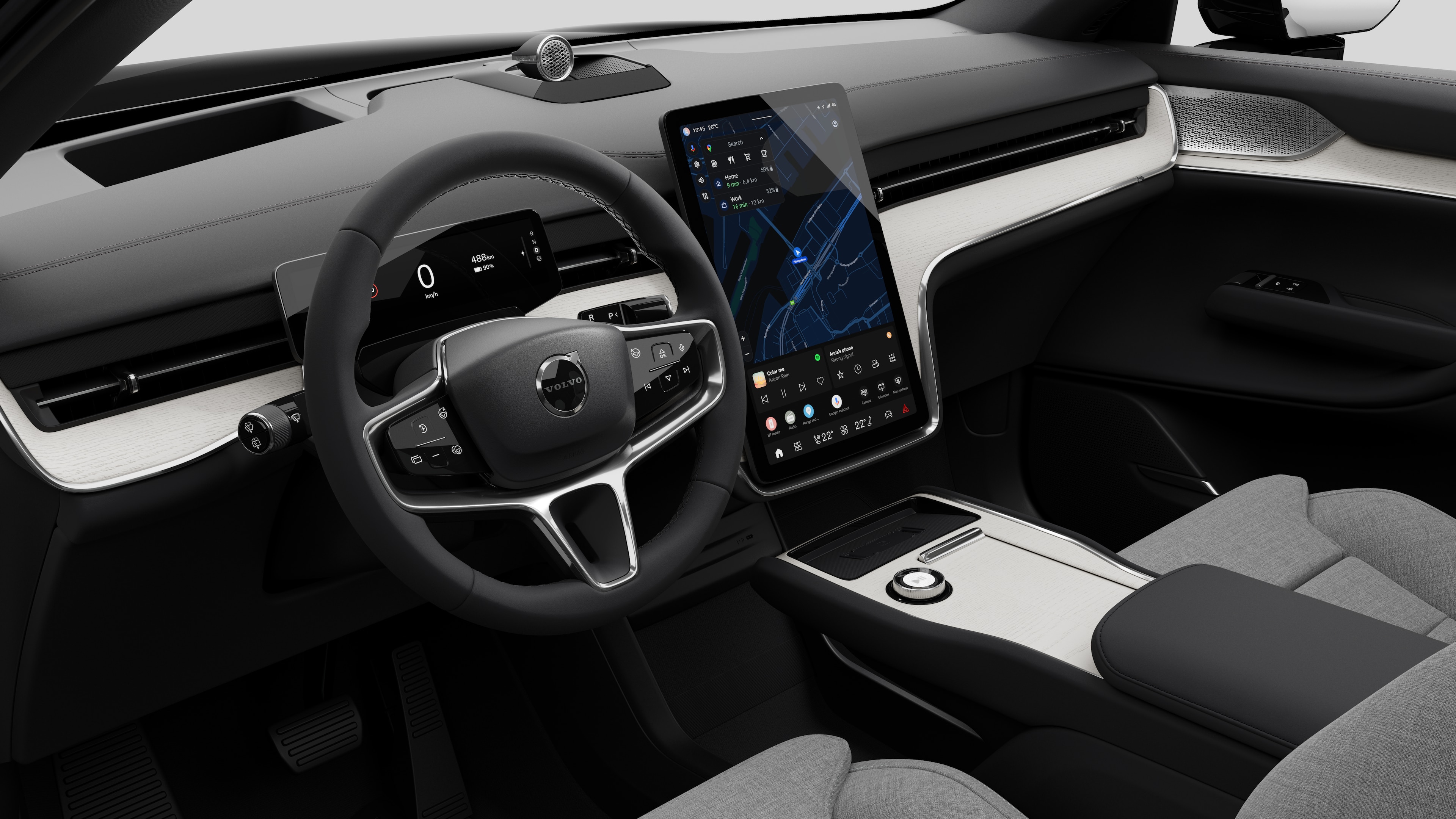 Binnenaanzicht van een Volvo met het dashboard, het stuur, de middenconsole en het digitale beeldscherm in een effen studioachtergrond.