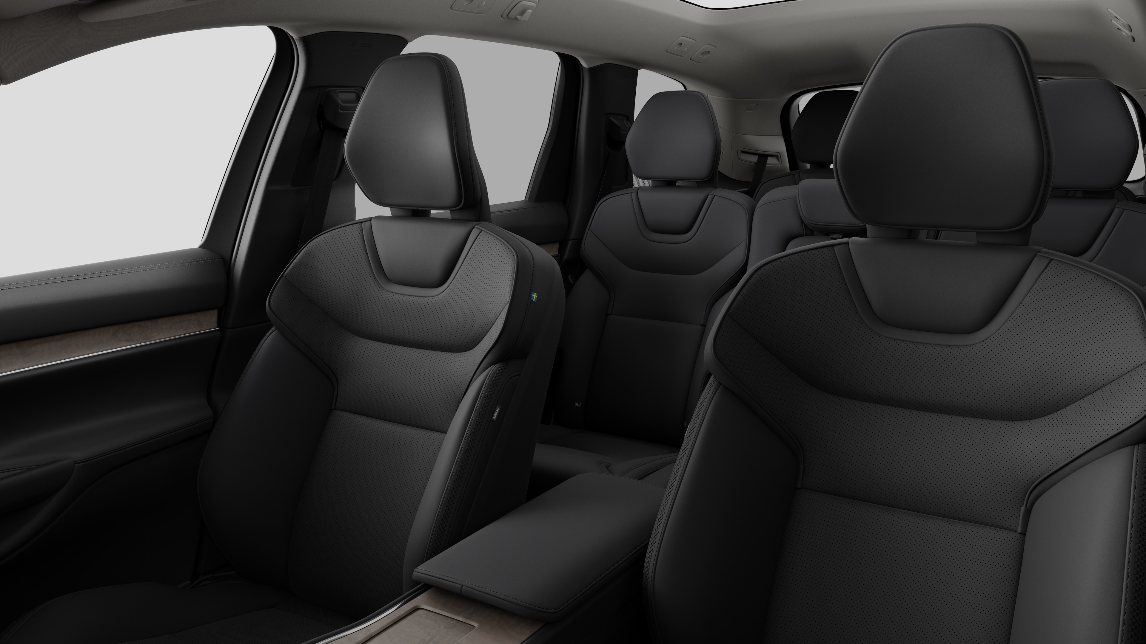 Innenraum eines Volvo mit Rücksitzen und Mittelkonsole im schlichten Studiohintergrund.