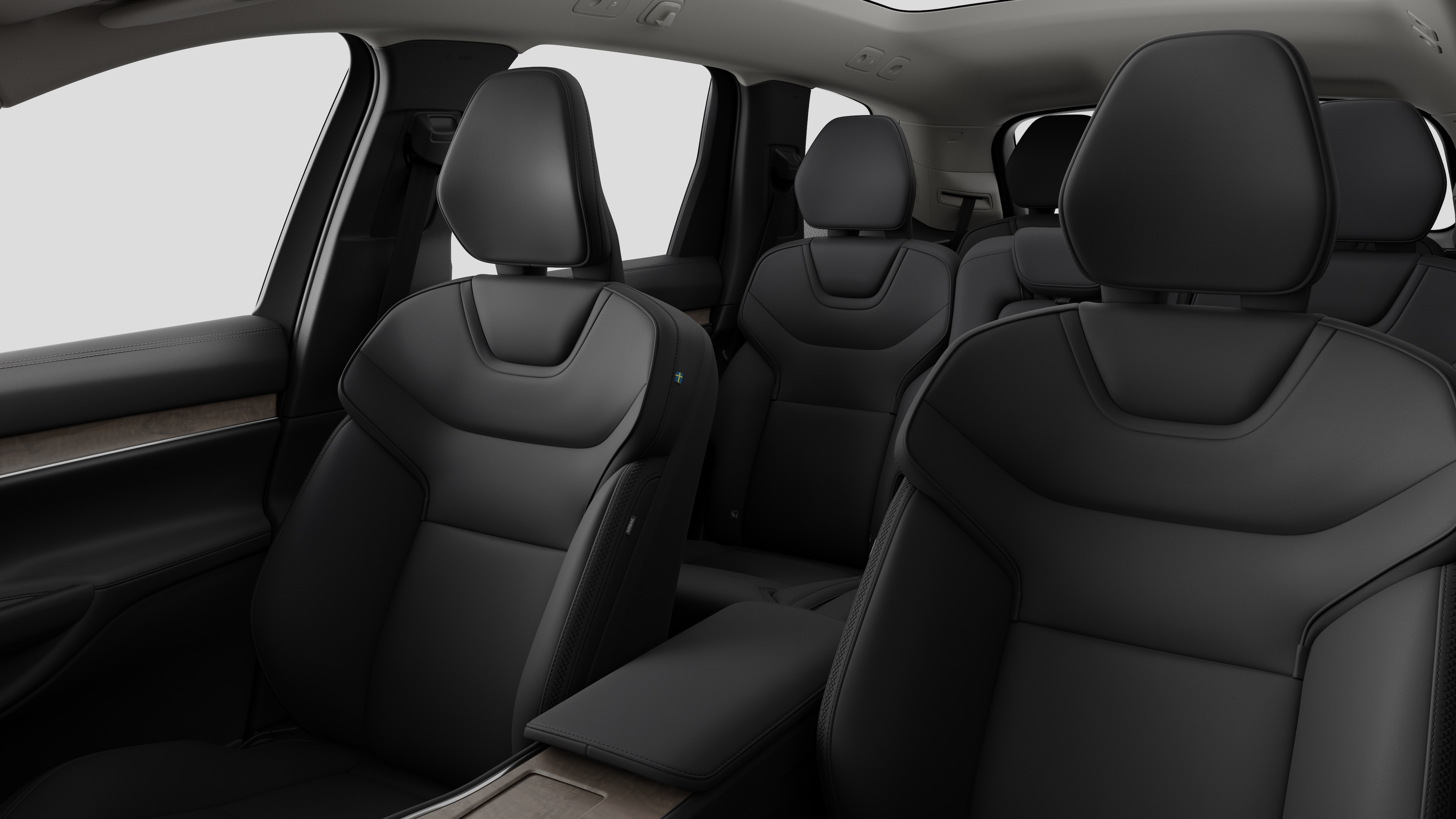 "Volvo" automobilio salone parodytos galinės keleivio sėdynės ir centrinė konsolė paprastame studijos fone.