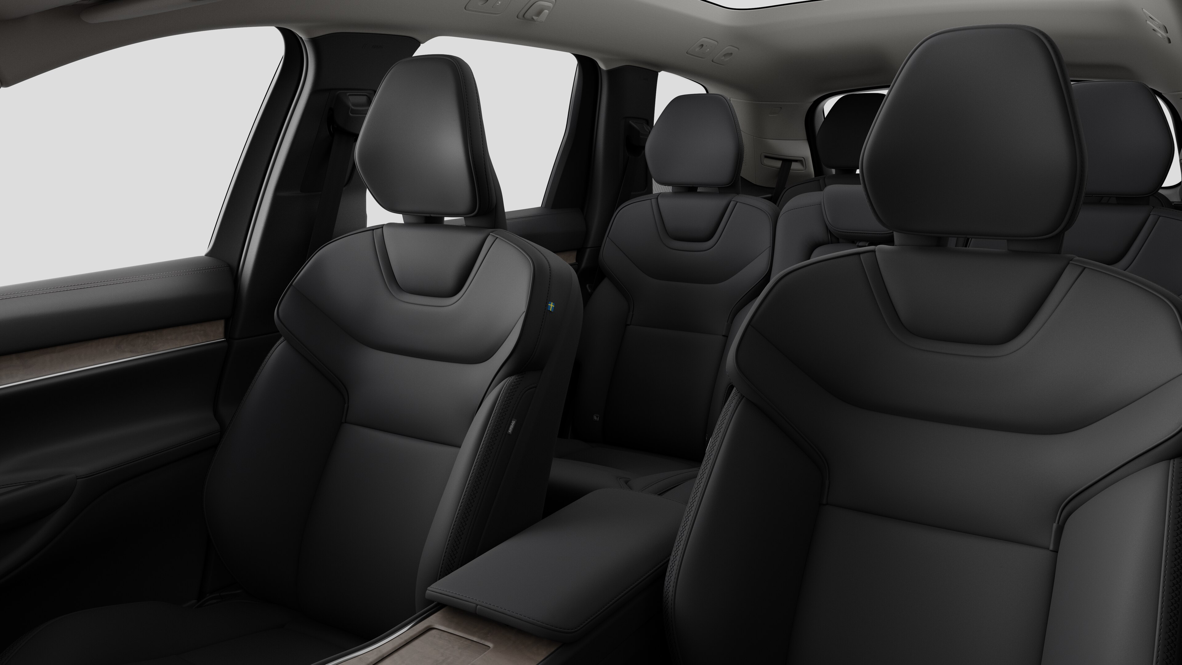 Unutrašnjost Volvo automobila koja prikazuje stražnja suvozačeva sjedišta i centralnu konzolu u običnoj studijskoj pozadini.