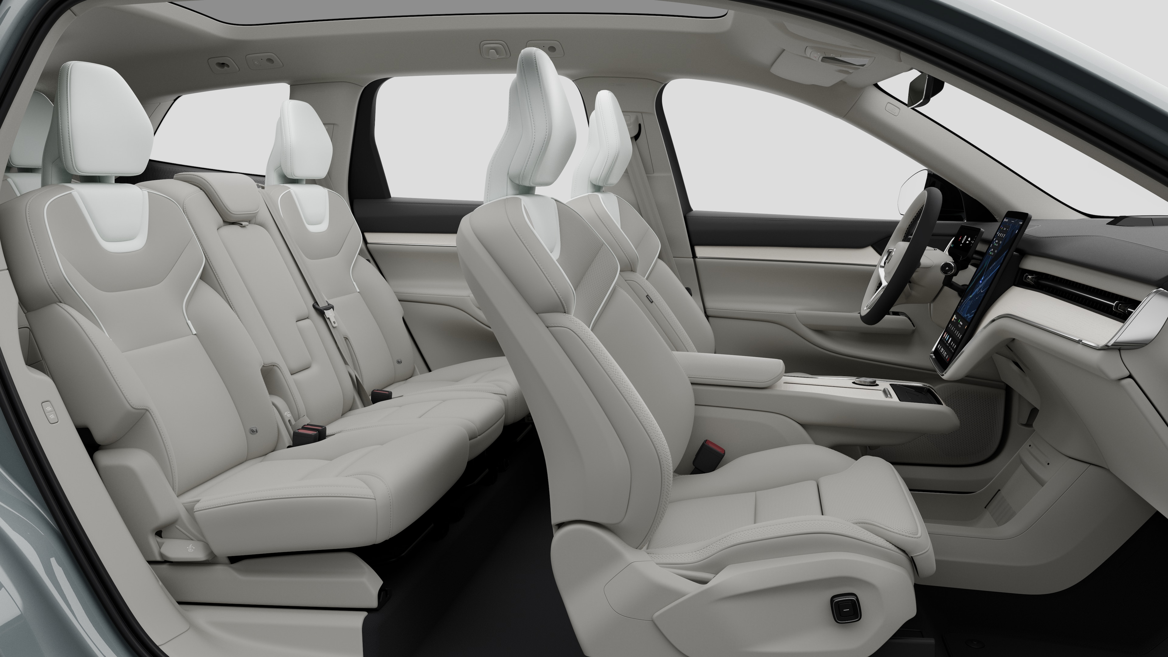Vista laterale interna di un'auto Volvo che mostra i sedili anteriori, i sedili posteriori, il volante, il cruscotto e la console centrale, sullo sfondo di uno studio semplice.