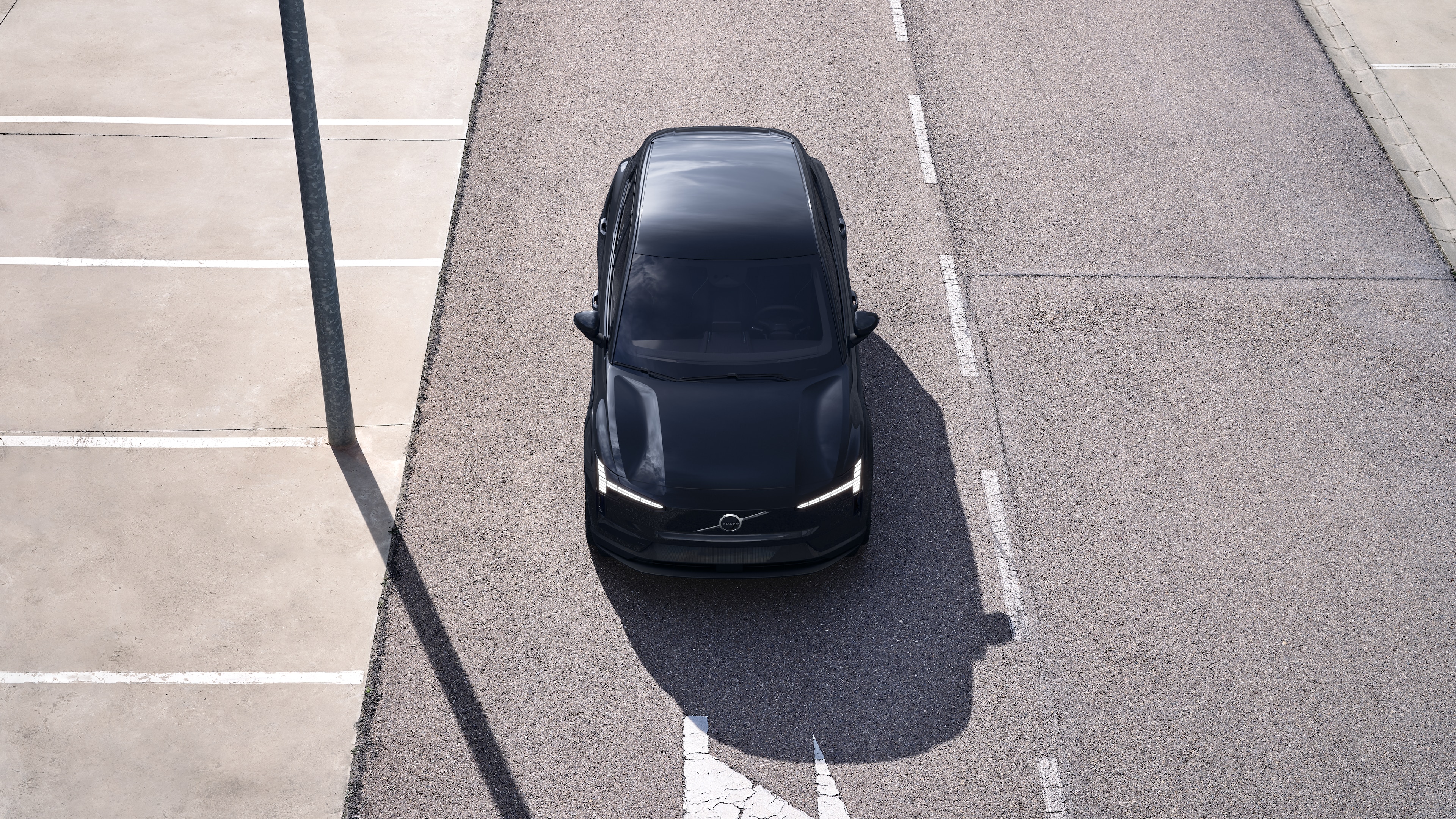 Exterieur van een Volvo in driekwart aanzicht van een stedelijke straatachtergrond, met één kant, dak en een deel van de voorkant.