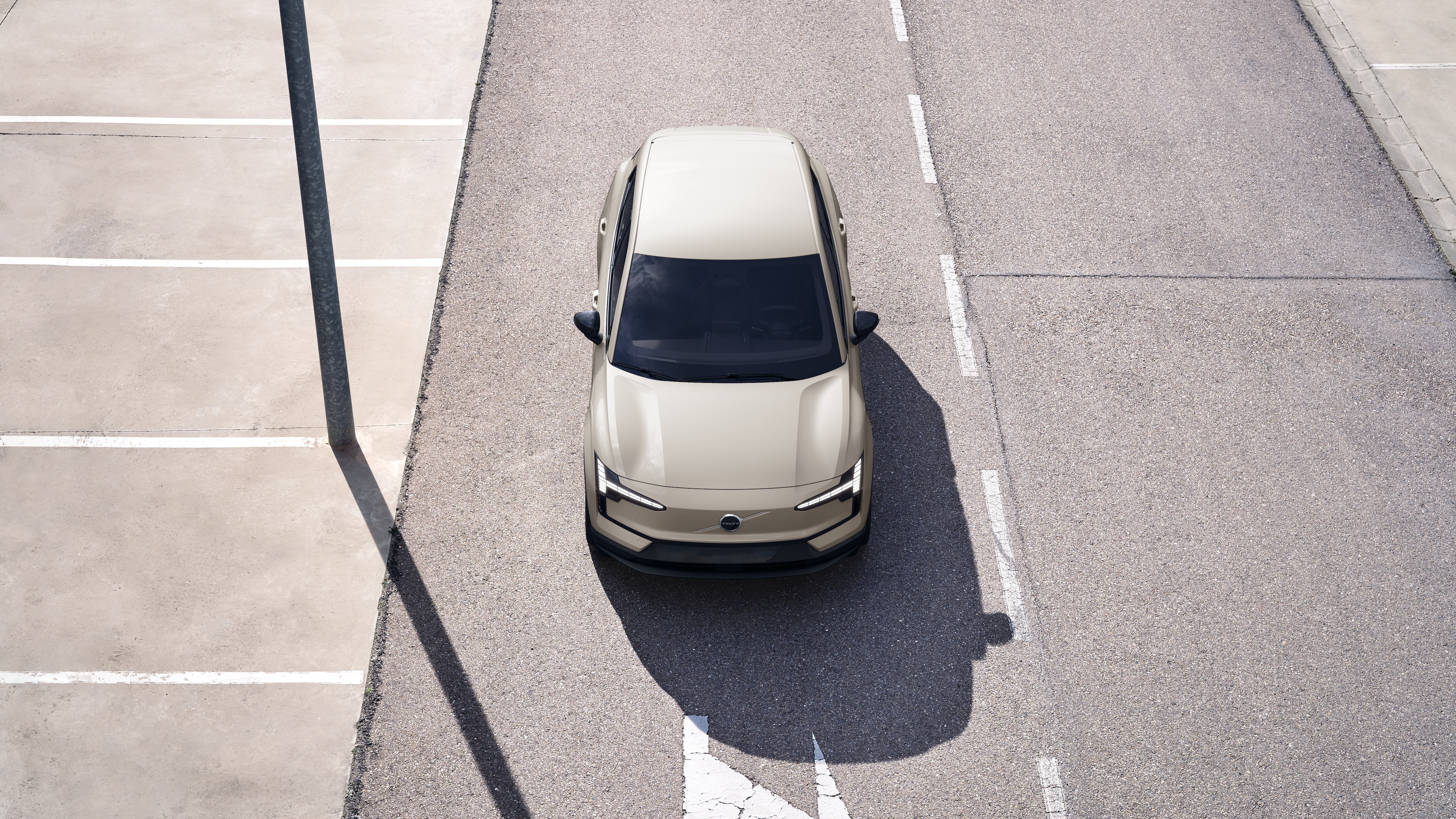 Vanjski izgled automobila Volvo s pogledom od tri četvrtine na pozadini urbane ulice, s prikazom jedne strane, krova i dijela prednjeg dijela.