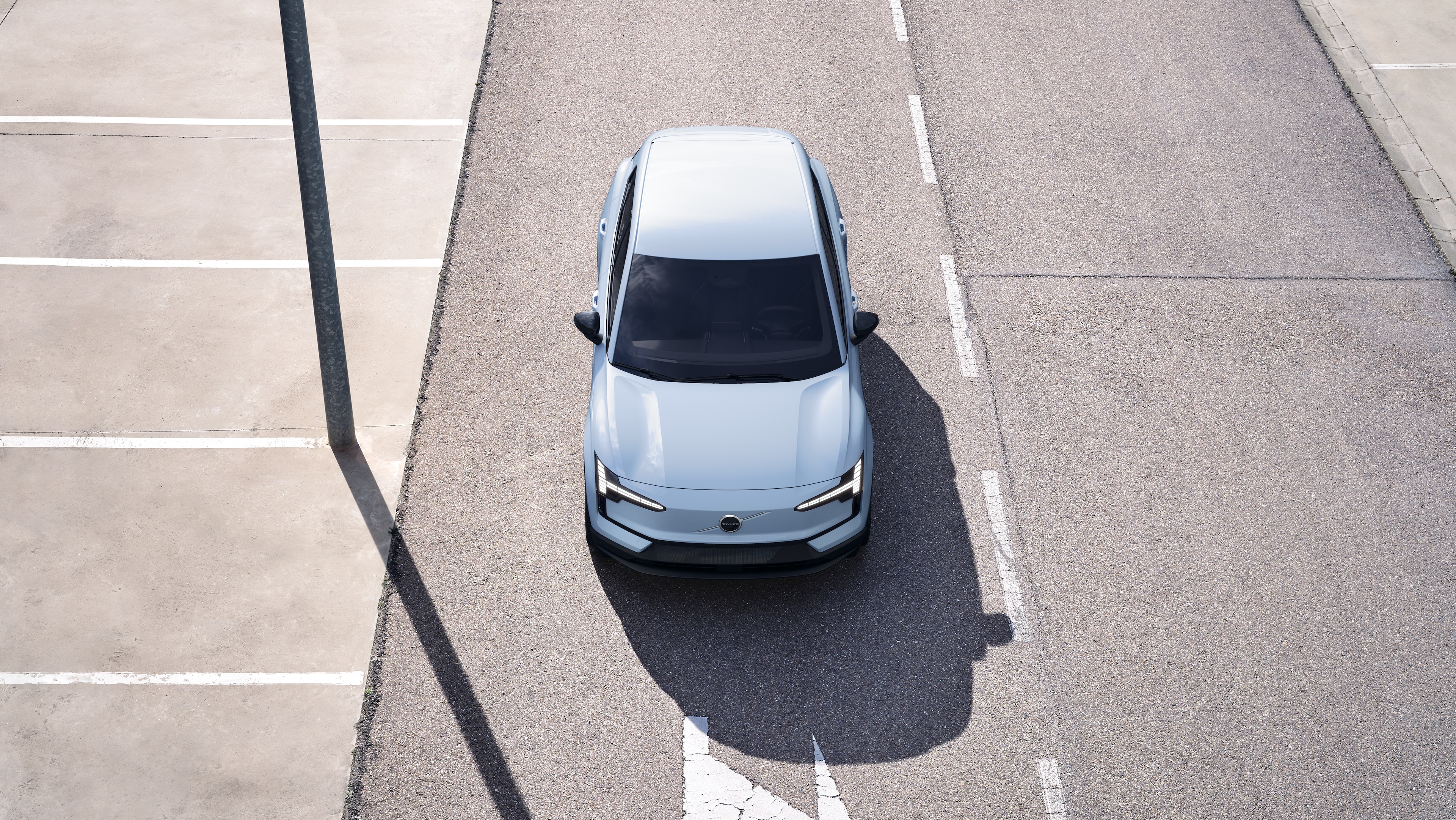 Vanjski izgled automobila Volvo s pogledom od tri četvrtine na pozadini urbane ulice, s prikazom jedne strane, krova i dijela prednjeg dijela.